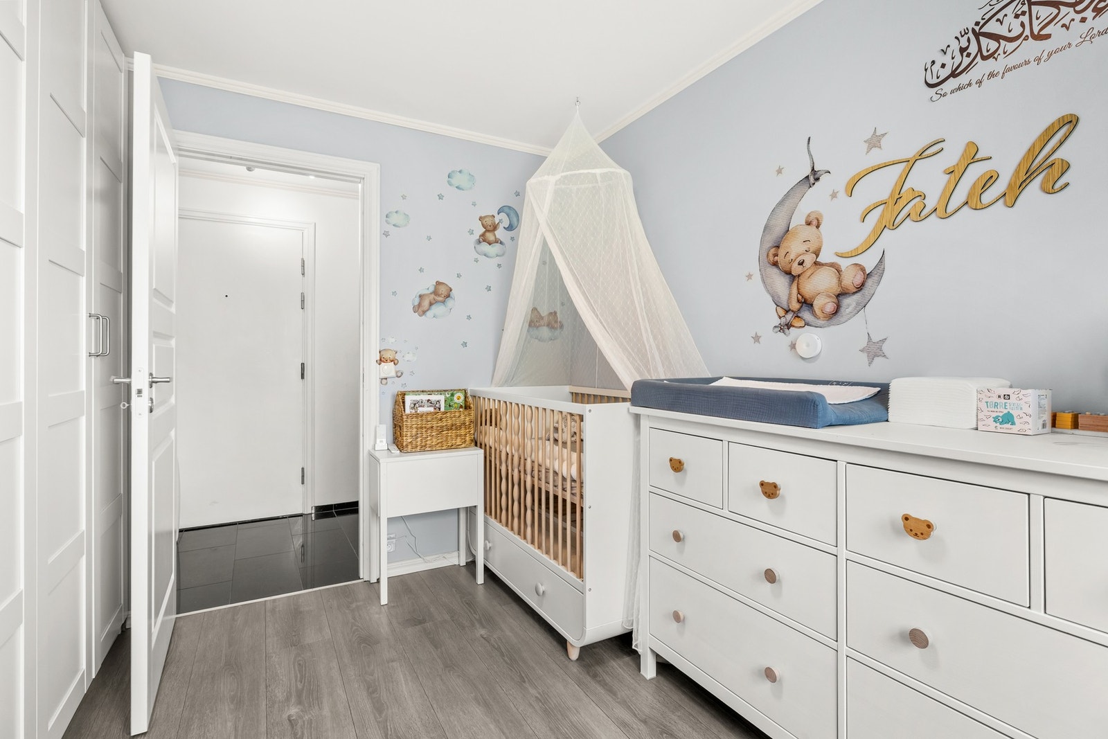 Dette rommet er perfekt som barnerom, gjesterom eller hjemmekontor. Garderobeløsningen gir god oppbevaringsplass, og vinduet slipper inn rikelig med naturlig lys. Galleribilde