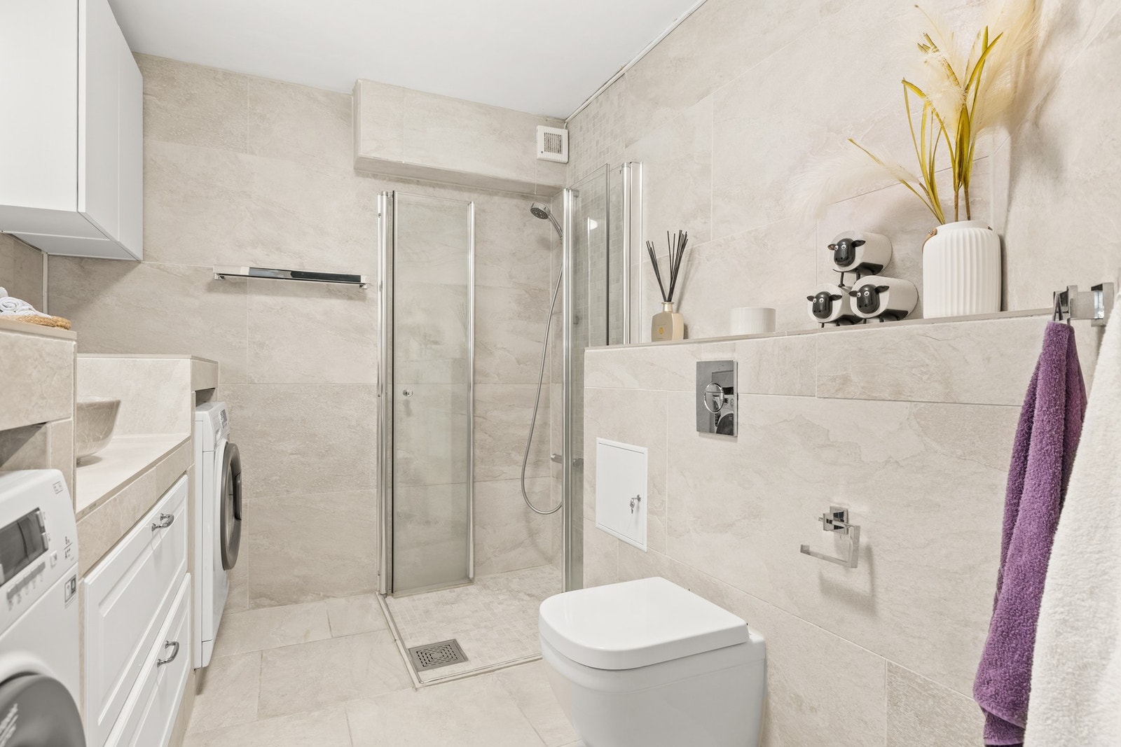 Badet er et flislagt våtrom som ble overflateoppusset i 2020. Galleribilde