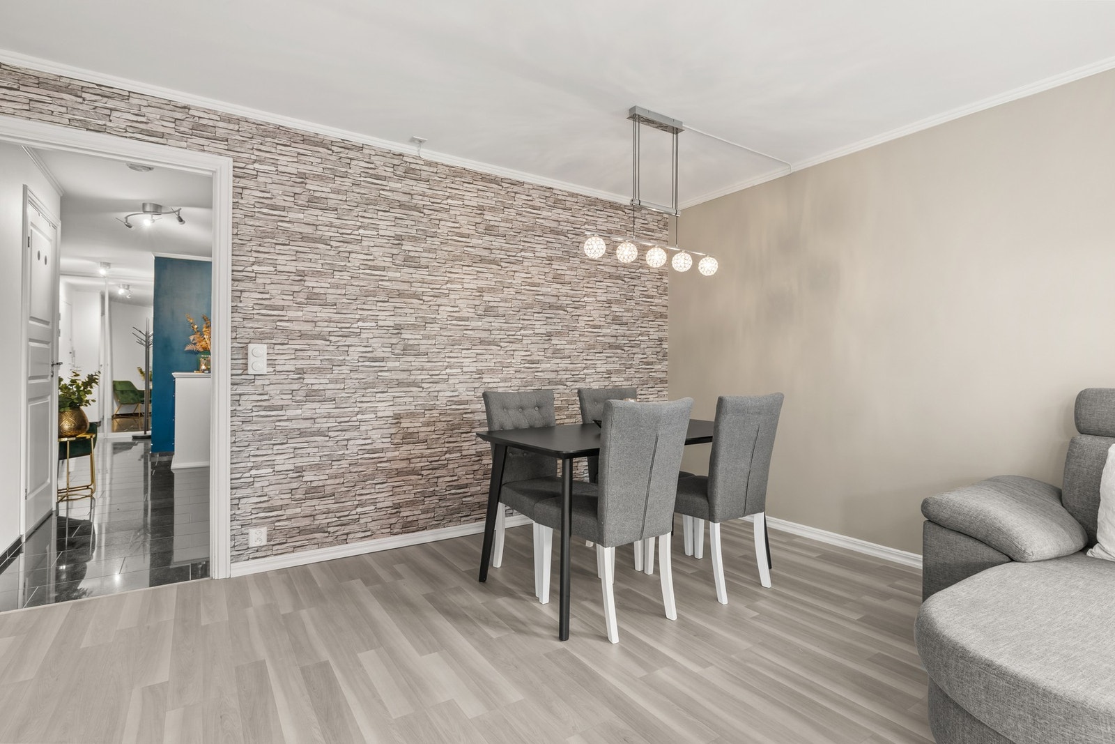 Rommet har laminatgulv og kombinerte veggflater med både stilrene, malte flater og en dekorativ vegg med tapet. Galleribilde