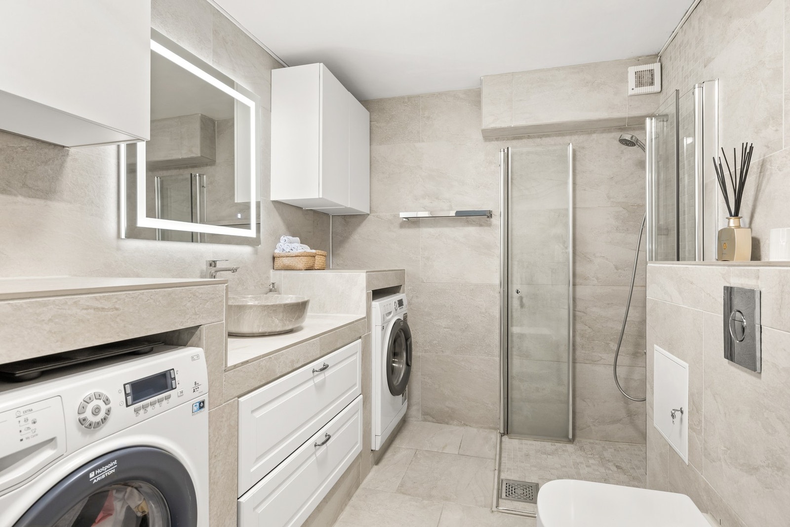 Oppussingen har gitt badet et visuelt løft med stilrene fliser og gjennomtenkte fargevalg som gir et moderne og tidløst uttrykk. Galleribilde