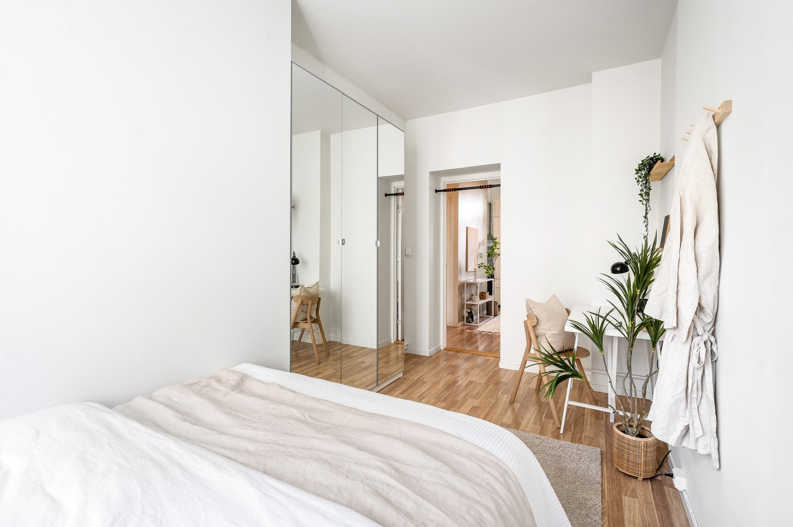 God plass til dobbeltseng, garderobeskap og hjemmekontorsone. Galleribilde