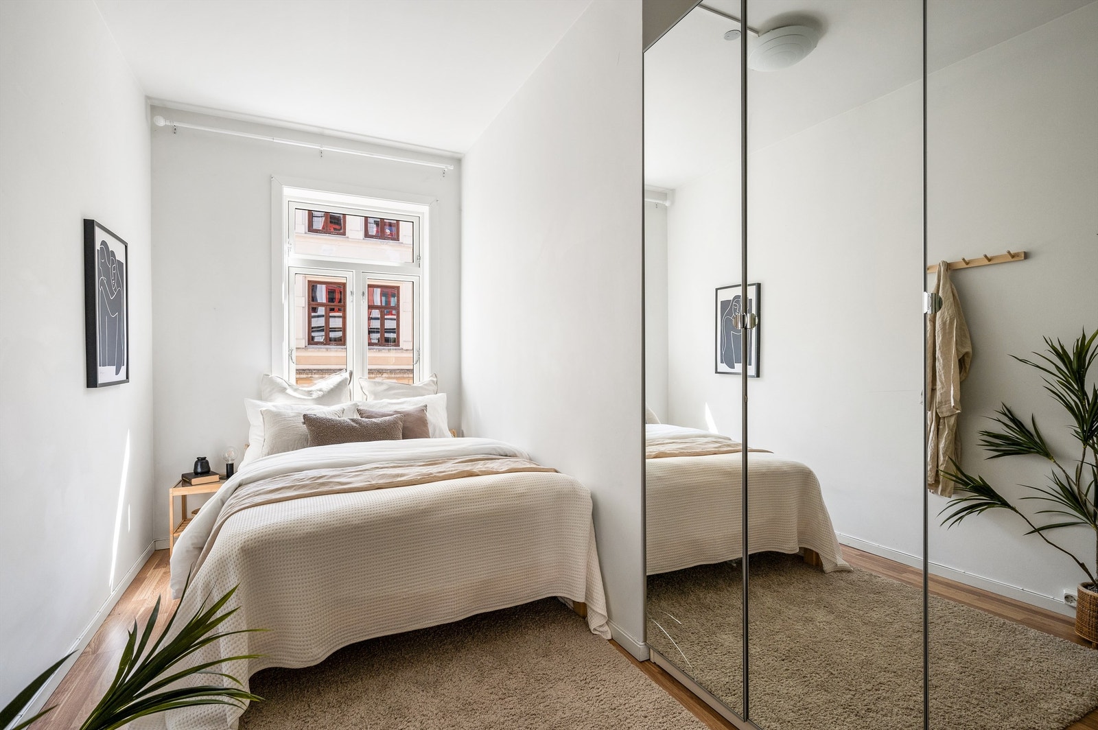 Vinduet er nytt i 2021, og vender ut mot rolig gate, skjermet fra trafikk og støy. Galleribilde