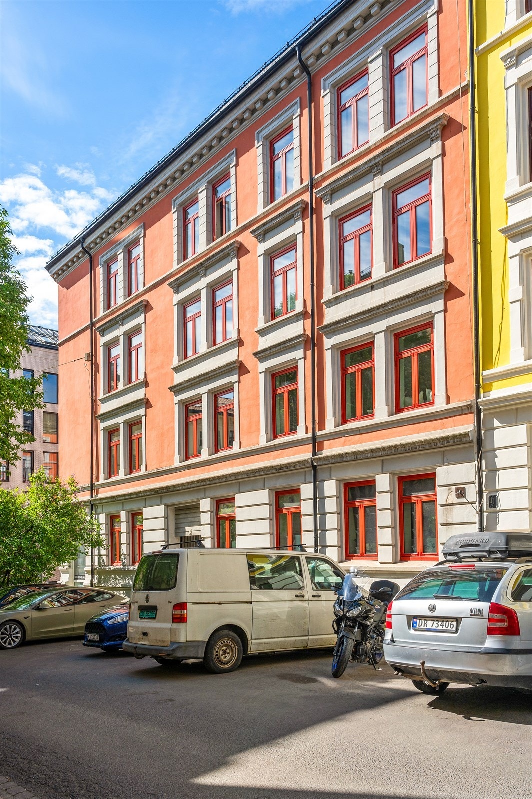 Fasade i rolig gate. Leiligheten ligger i et attraktivt og sentralt boligområde, med gangavstand til alt du trenger av butikker, kafeer, restauranter, parker og kollektivmuligheter. Galleribilde