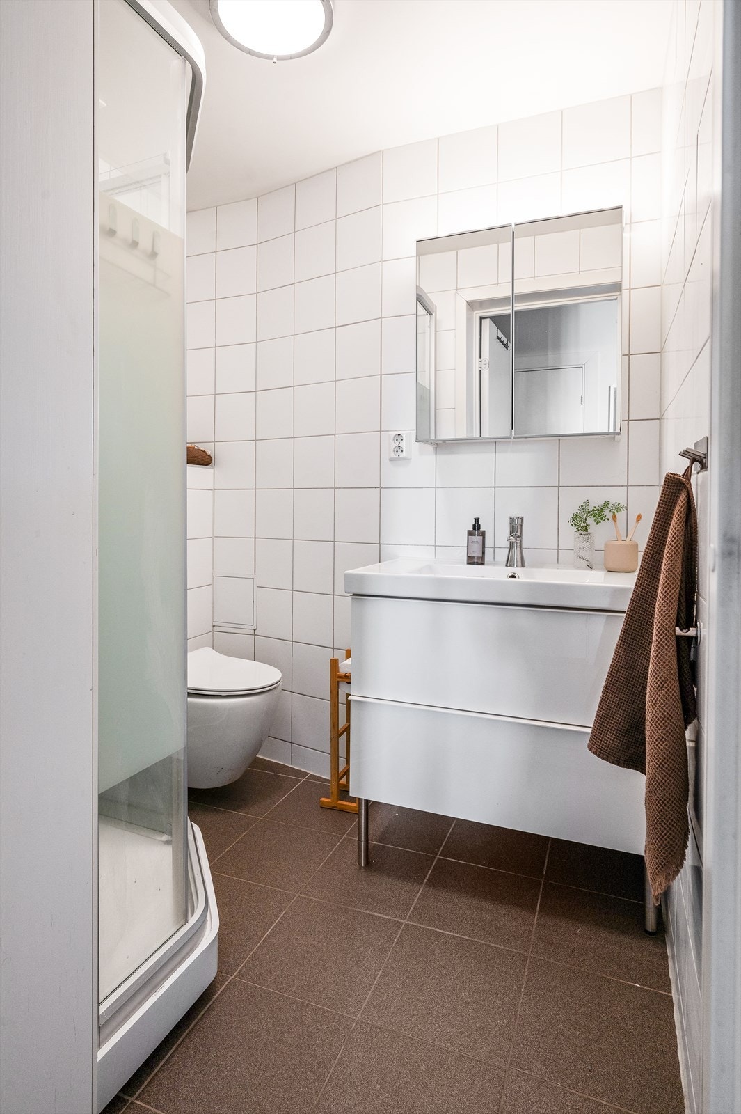 Lyst og tidløst bad fra ukjent byggeår, i følge opplysninger fra tidligere eier ble baderommet oppgradert ca. 2014. Galleribilde