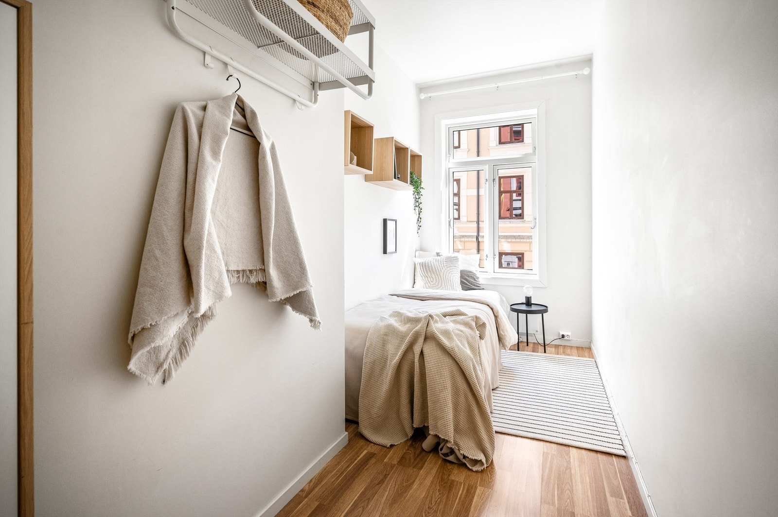 Soverom II: Leiligheten har et praktisk soverom II som kan brukes som soverom eller hjemmekontor/tv-stue. Galleribilde