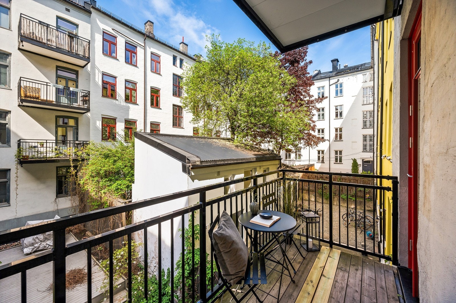 Balkongen har plass til sittemøbler, planter og dekor, og vender mot nordvest. Galleribilde