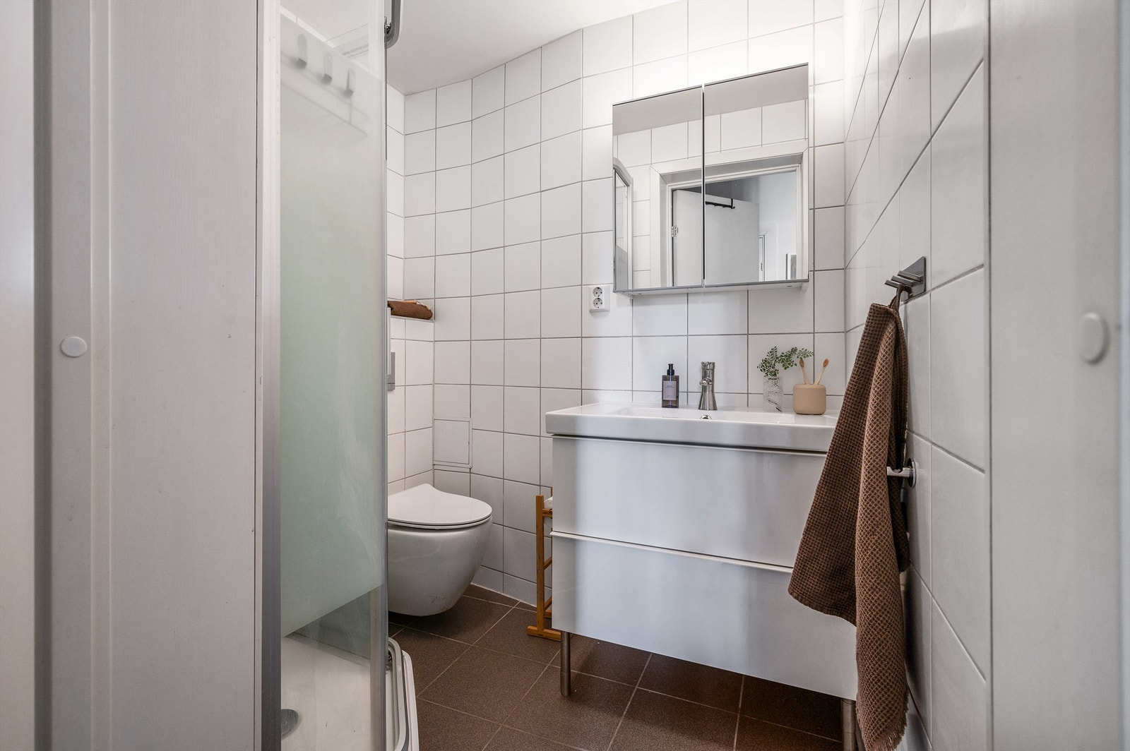 Flislagte vegger og flislagt gulv med gulvvarme. Galleribilde