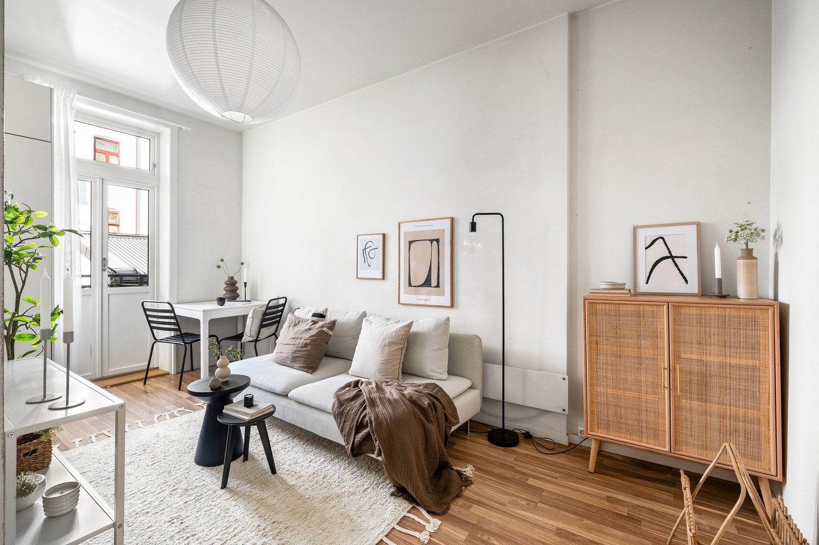 Dette er en flott, lys 3-roms selveier med trafikkstille beliggenhet i klassisk bygård på Grünerløkka. Galleribilde