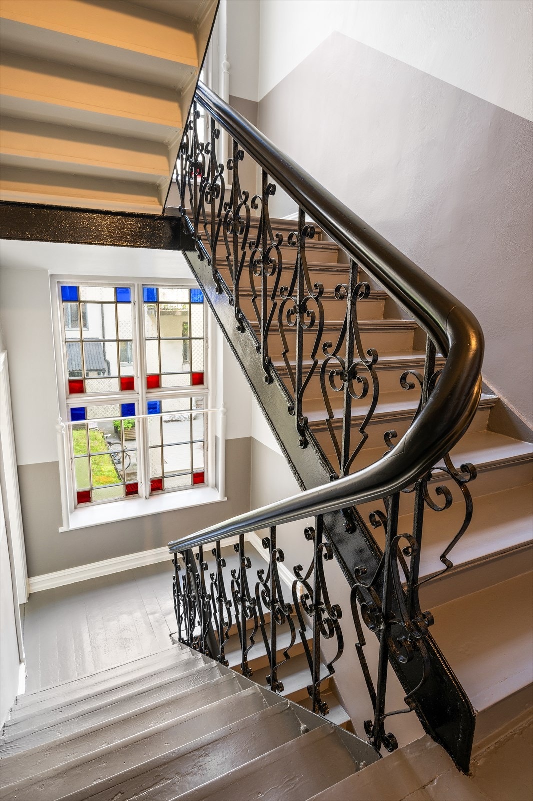 Vakker, klassisk oppgang pusset opp våren 2025. Boligen disponerer 2 boder - én bod på loftet og én i kjelleren. Galleribilde