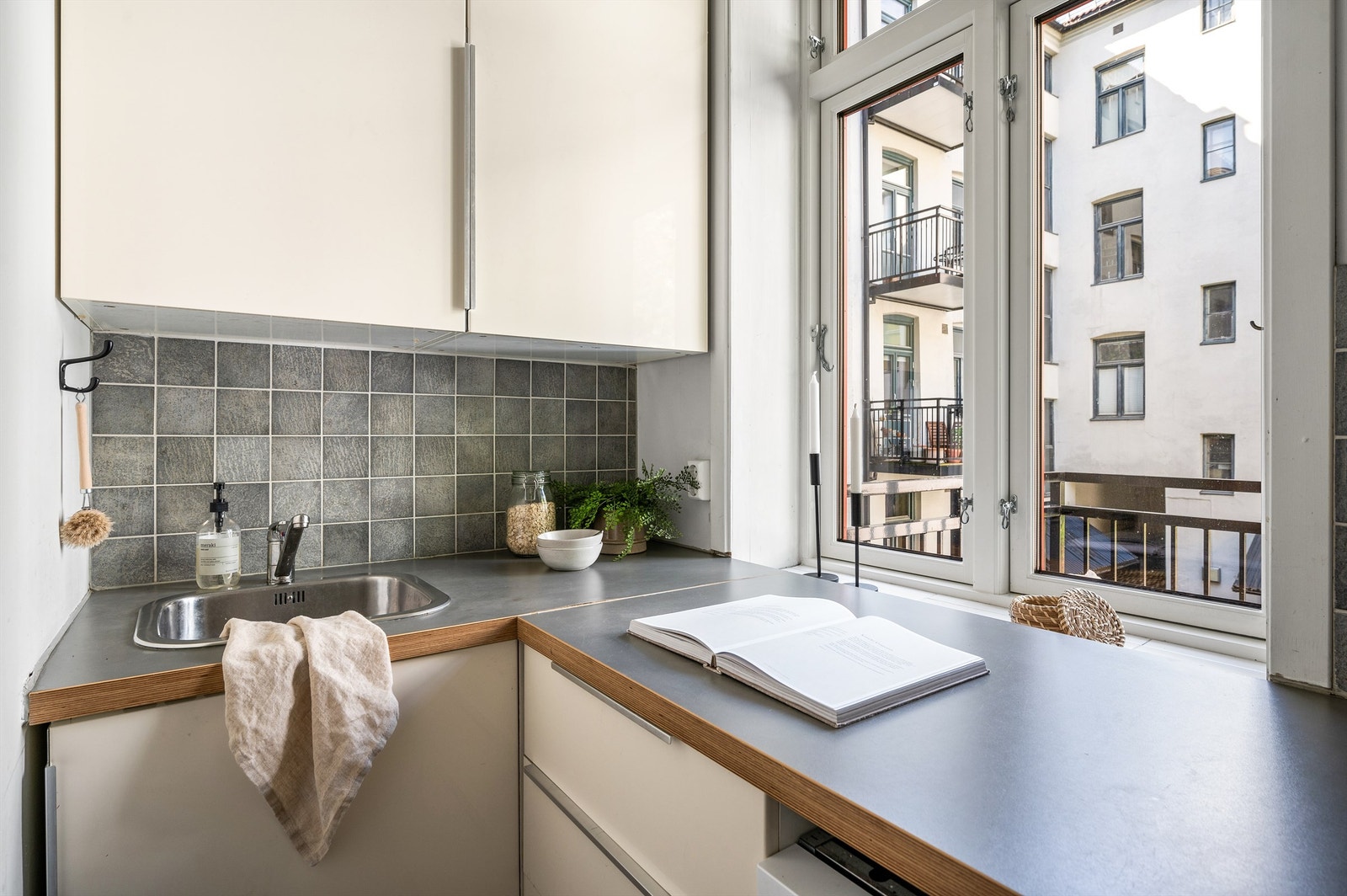 Kjøkkeninnredning fra 2014 iht tidligere eier, med glatte fronter. Det er montert lekkasjestopper. Galleribilde