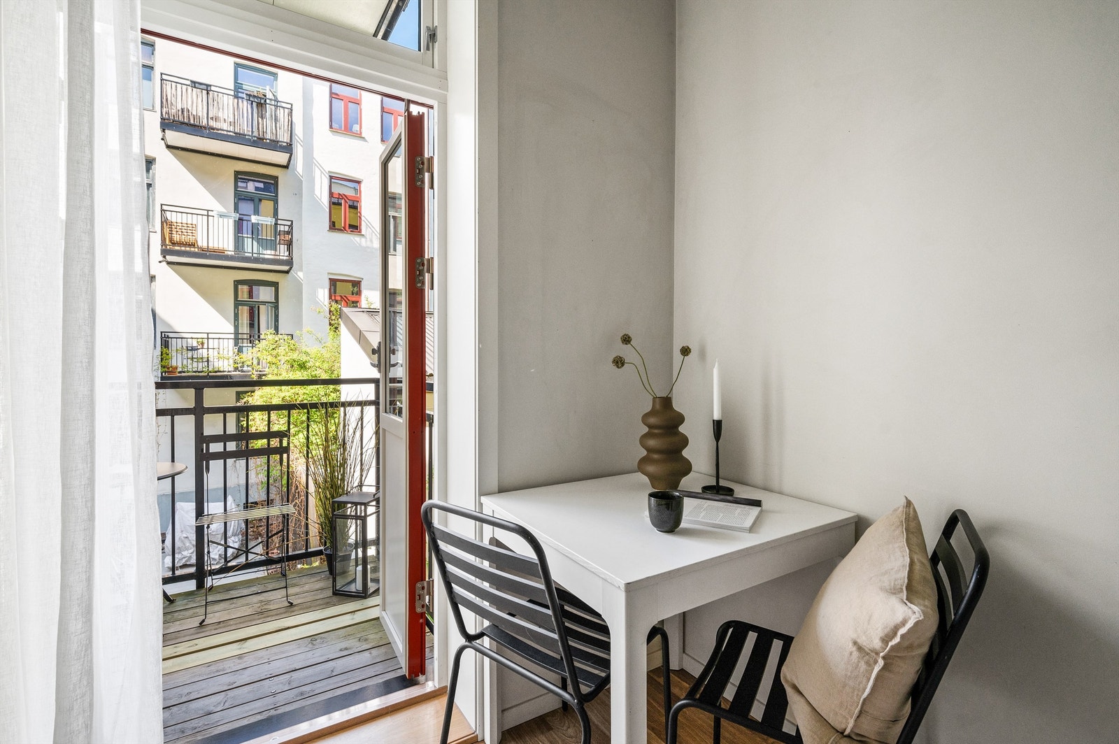 Stue, kjøkken og balkong vender ut mot idyllisk bakgård, soverommene mot rolig gate. Rolig, men likevel kort vei til det meste! Galleribilde