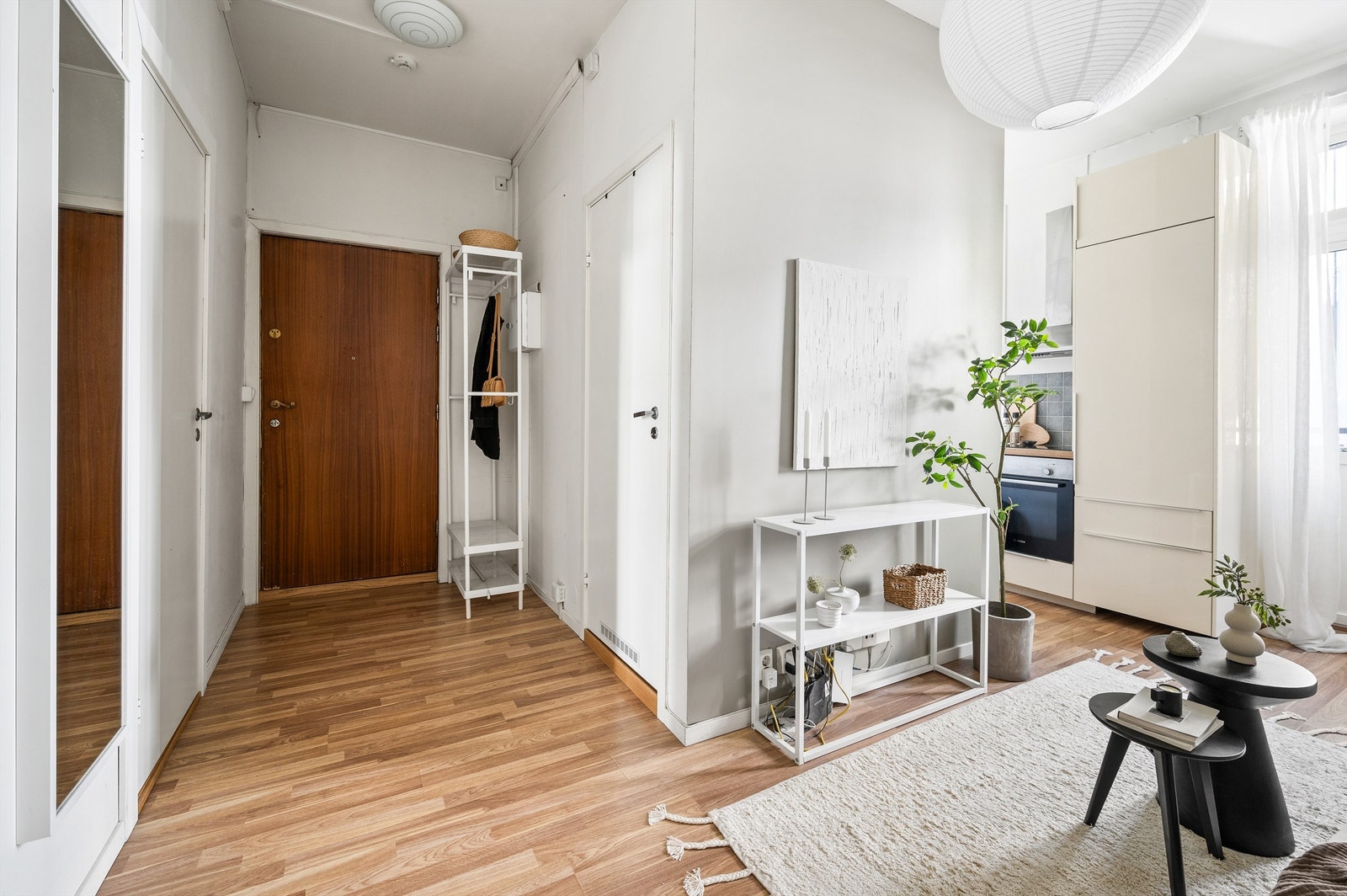 Romslig entré med plass til oppbevaring. Lys stue med store vindusflater fra 2021 og utgang til balkong. Galleribilde