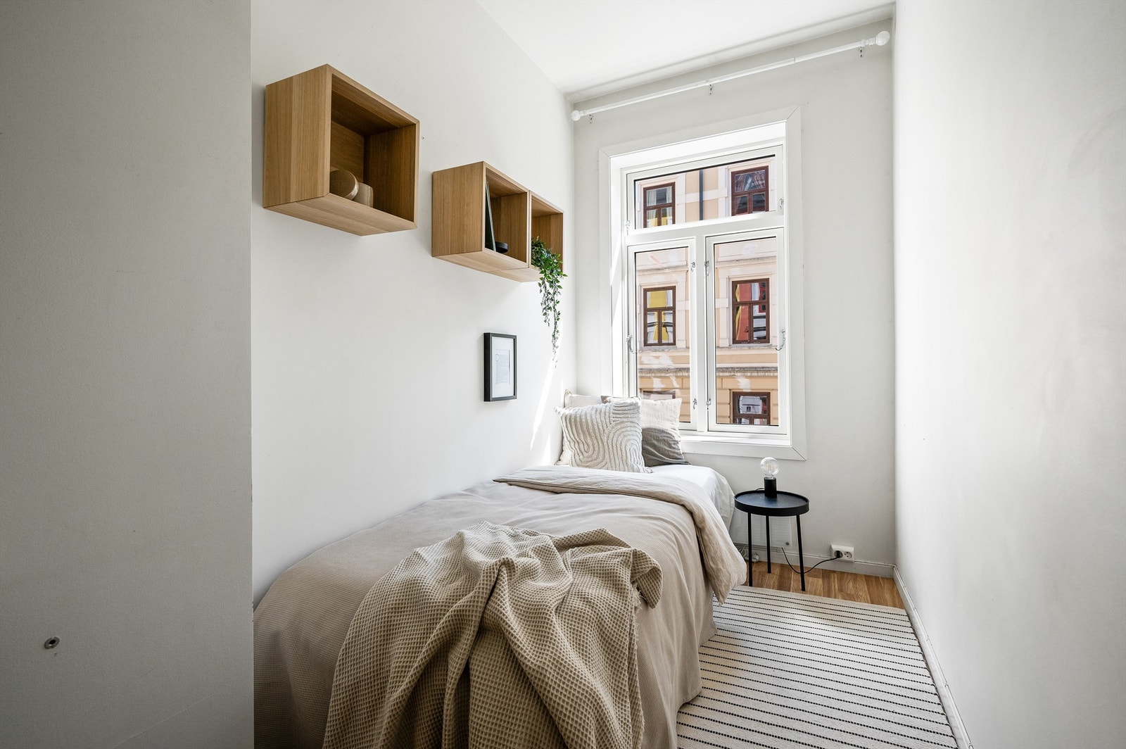 Dette soverommet vender også ut mot rolig gate, og har plass til dobbeltseng og garderobe. Galleribilde