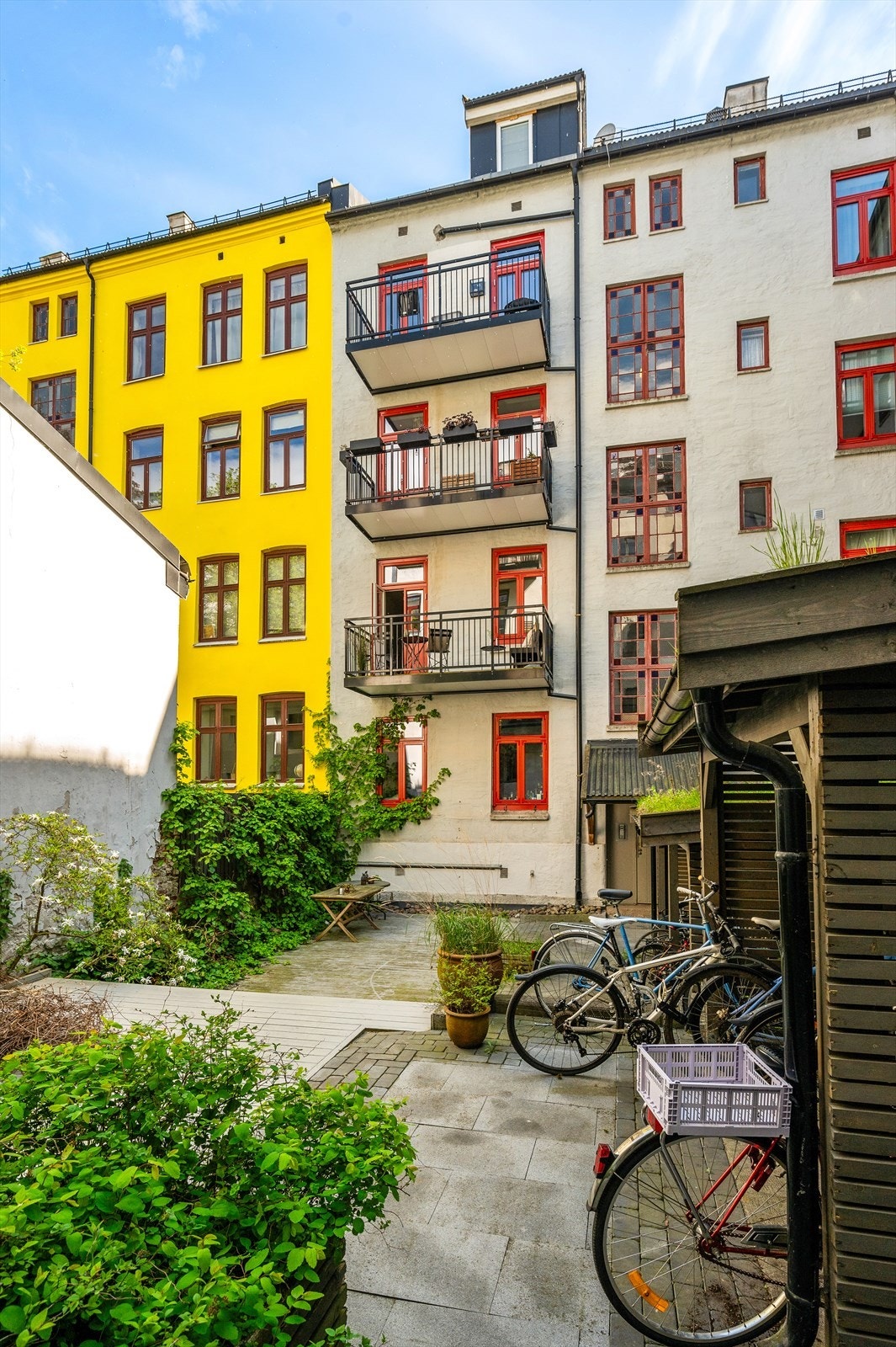 Sameiet har en hyggelig, felles bakgård opparbeidet med blant annet terrasse med sittegrupper og diverse beplantning. Galleribilde