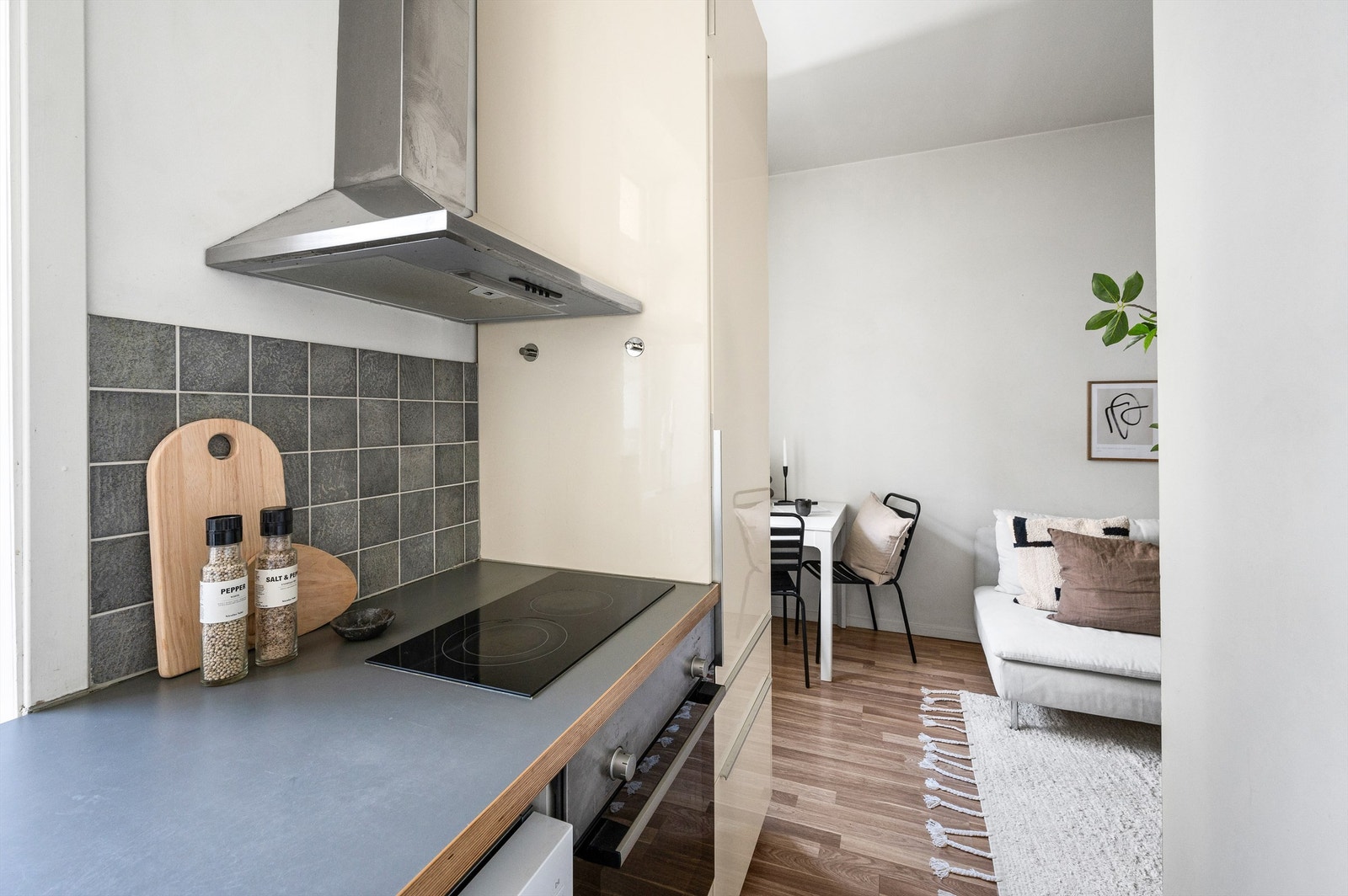 Kjøkkenet er oppgradert med ny oppvaskmaskin i 2021 og stekeovn fra 2020, samt nytt kjøleskap i 2024. Galleribilde