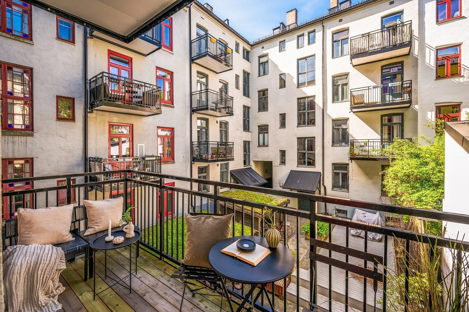 Herlig balkong på ca. 5 m2 ut mot sameiets hyggelige bakgård. Galleribilde