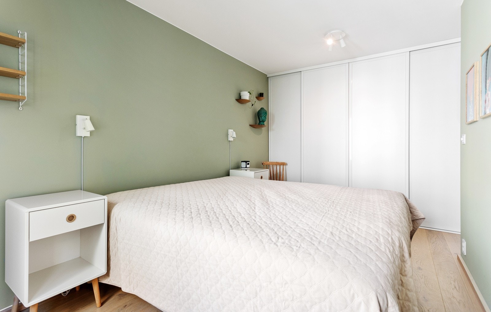 Romslig hovedsoverom med skyvedørsgarderobe som medfølger Galleribilde