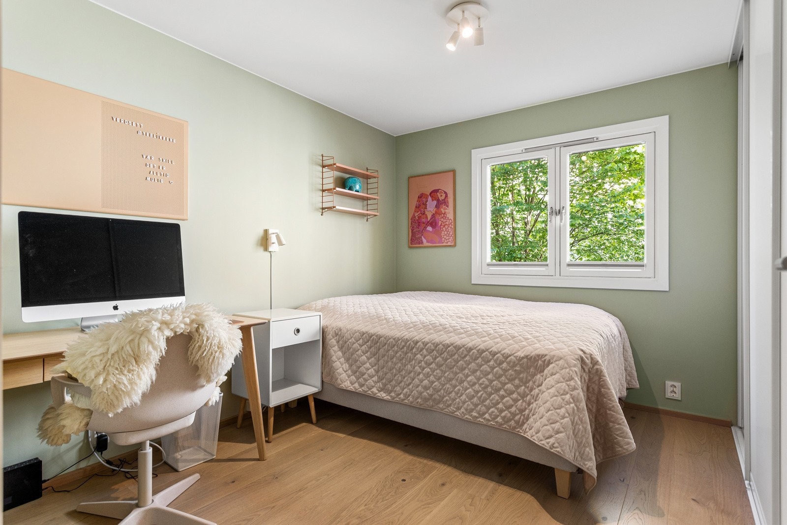 Soverom nummer 2 er også av god størrelse og leies ut med garderobeskap Galleribilde