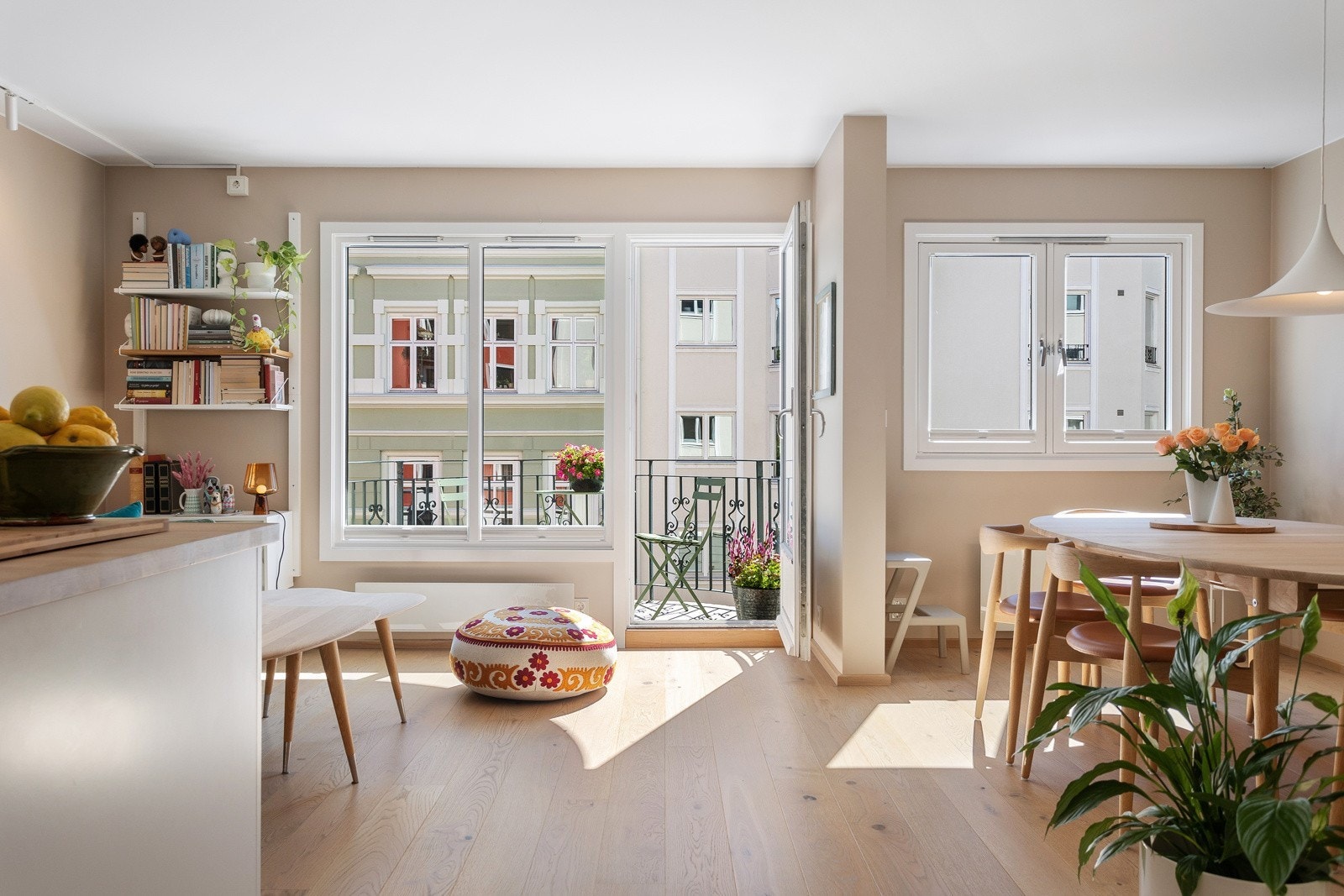 Boligen er preget av mye naturlig lys og behagelige farger. Galleribilde