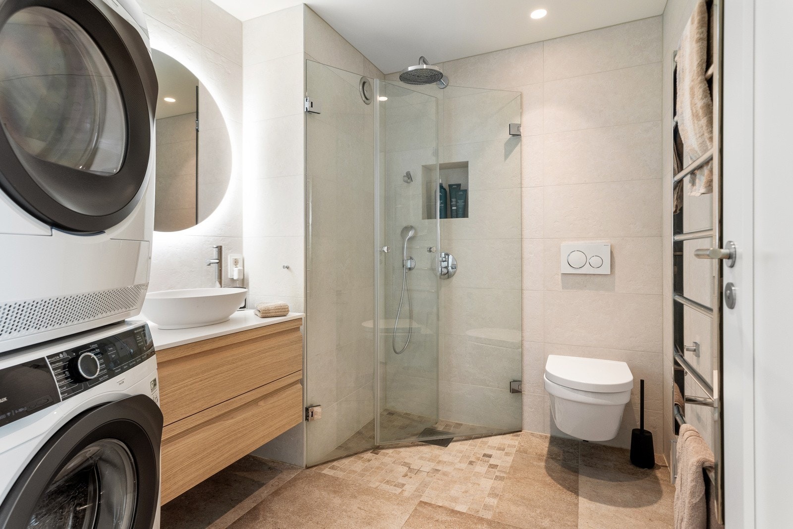 Pent flislagt bad med varme i gulv - opplegg for vaskemaskin og tørketrommel Galleribilde