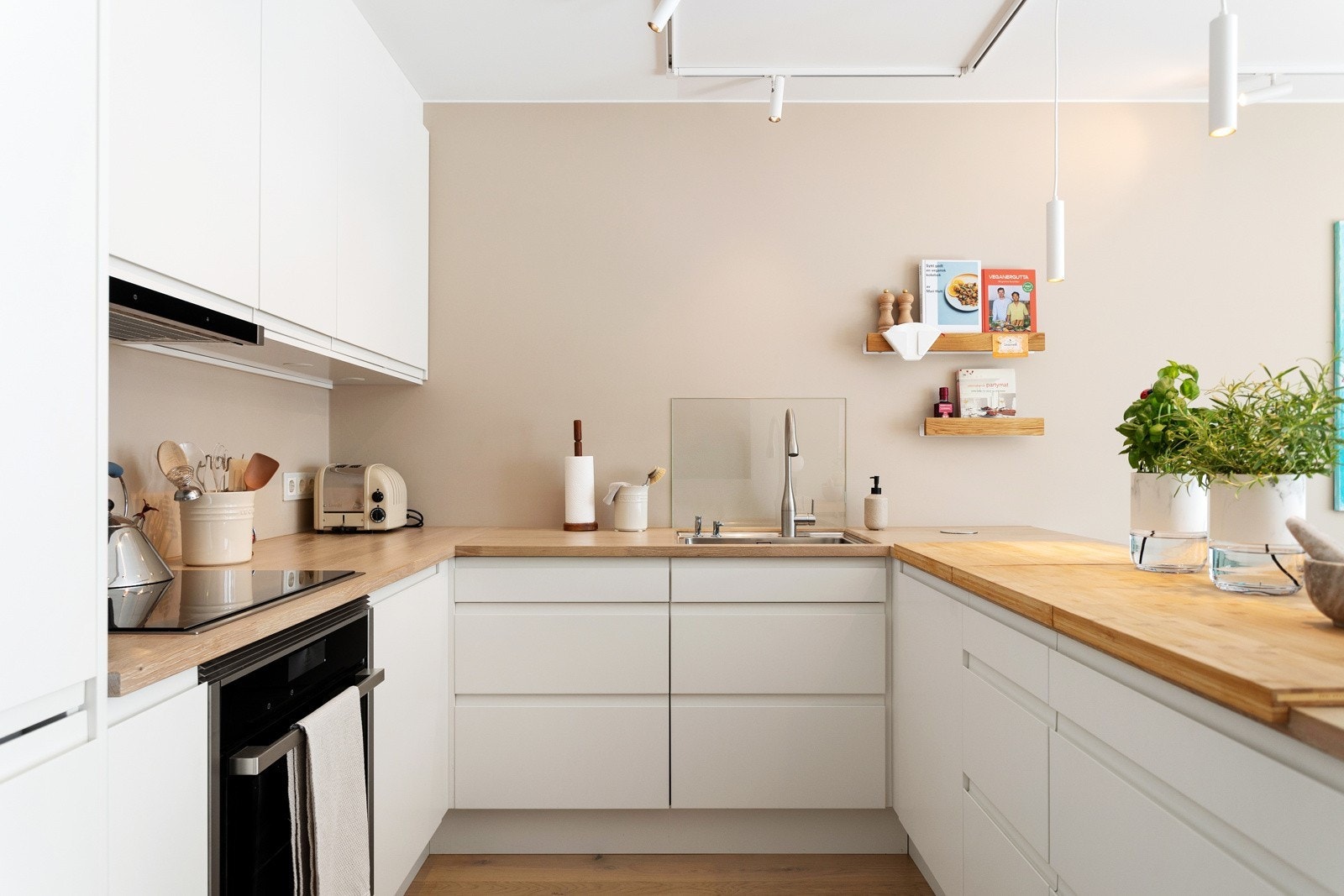 Moderne kjøkken fra Sigdal, med god benke-og skapplass. Integrerte hvitevarer medfølger Galleribilde