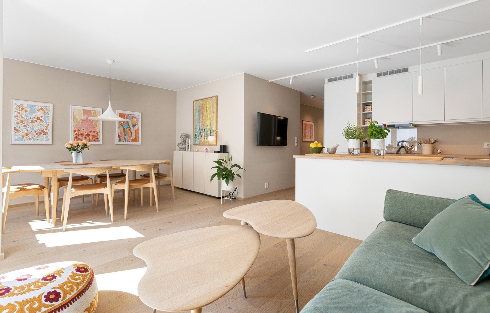 Stuen er romslig med plass til både sofa og større spisebord Galleribilde