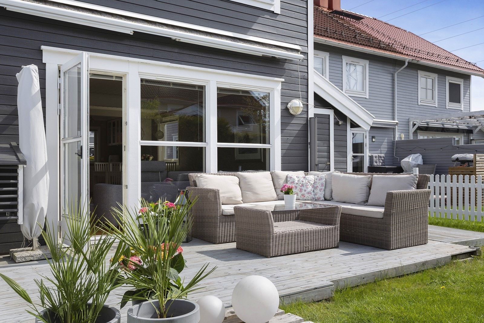 Fra stuen er det direkte utgang til en hyggelig uteplass, der lange sommerkvelder kan nytes i gode venners lag. Galleribilde