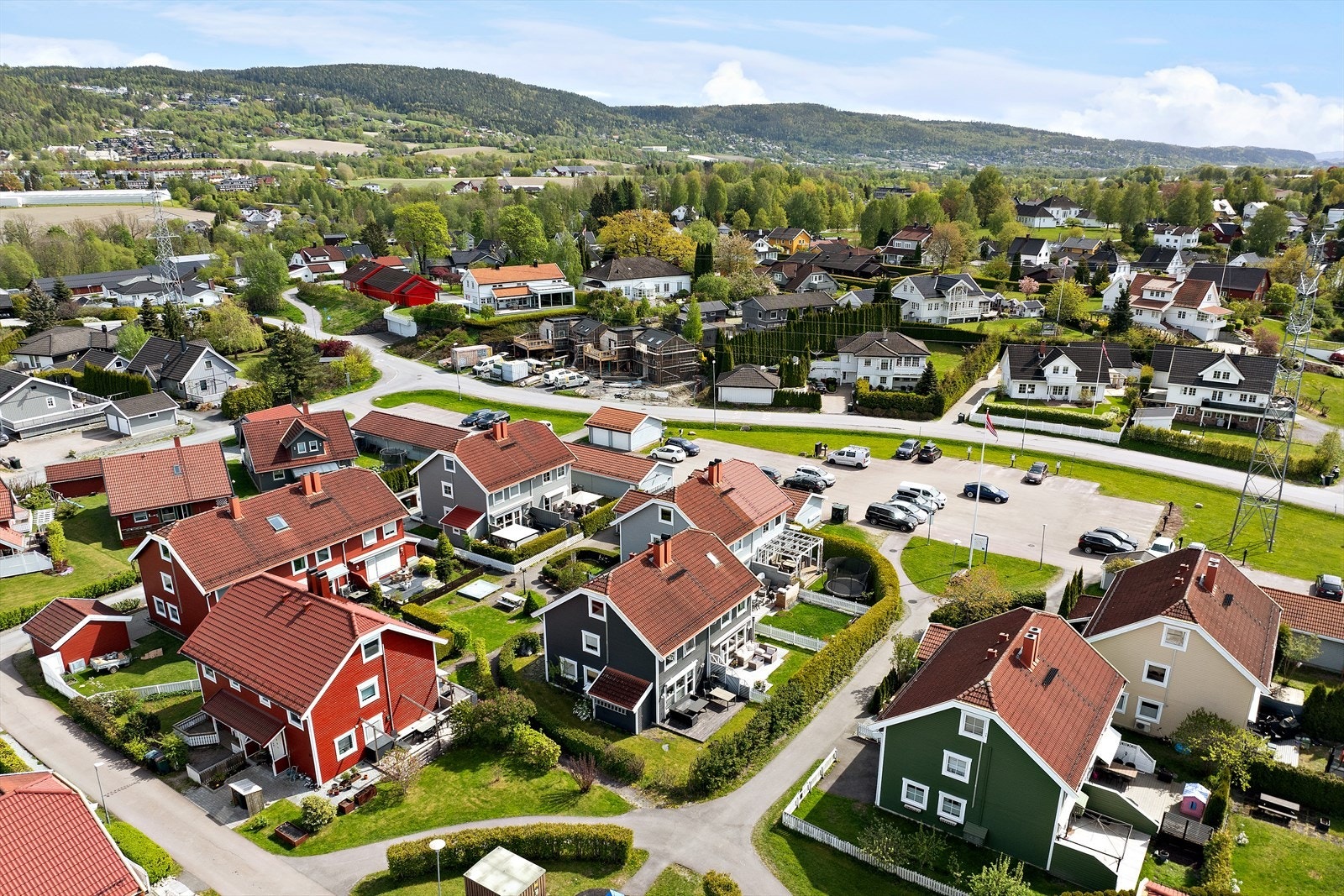 Eikenga er særdeles barnevennlig boligområde med mange bosatte barnefamilier og med lekeplasser i umiddelbar nærhet. Galleribilde