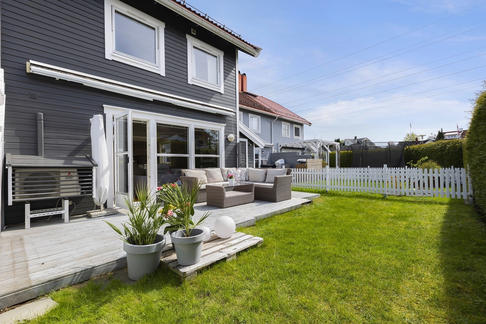 Boligen har en flott tomt med skjermede uteområder som er pent opparbeidet med gressplen, terasseplatting og diverse beplantninger. Galleribilde