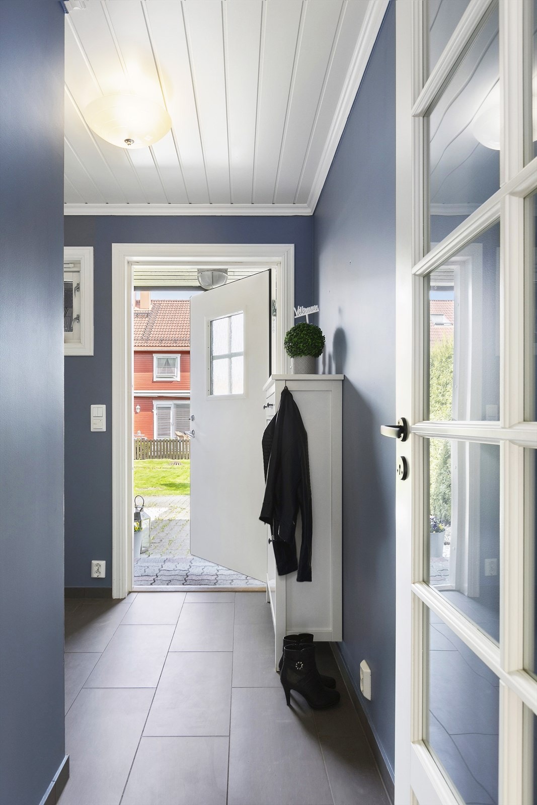 Det er god plass til oppheng for yttertøy og til å sette ifra seg sko, i skyvedørsgarderobe noe som gjør det enkelt å holde orden i inngangspartiet. Galleribilde