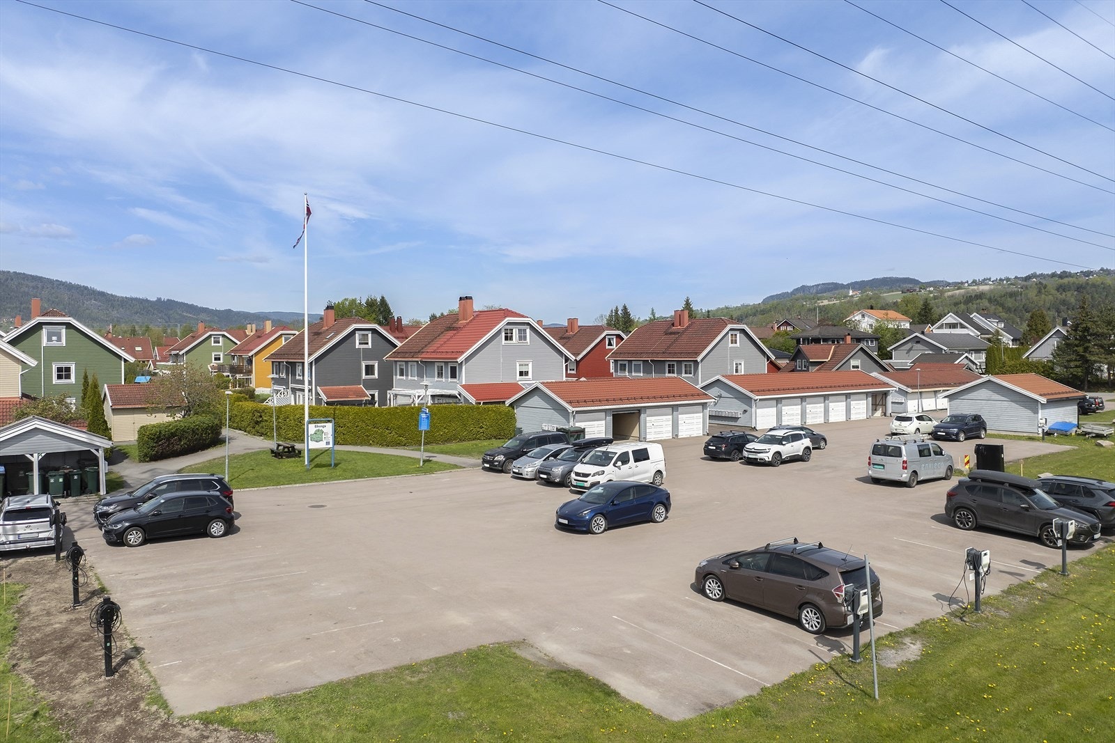 Parkering på felles parkeringsareal, 2 oppmerkede plasser for boligen. 1 av plassene har lademulighet til elbil. Opplysning i følge eier. Galleribilde