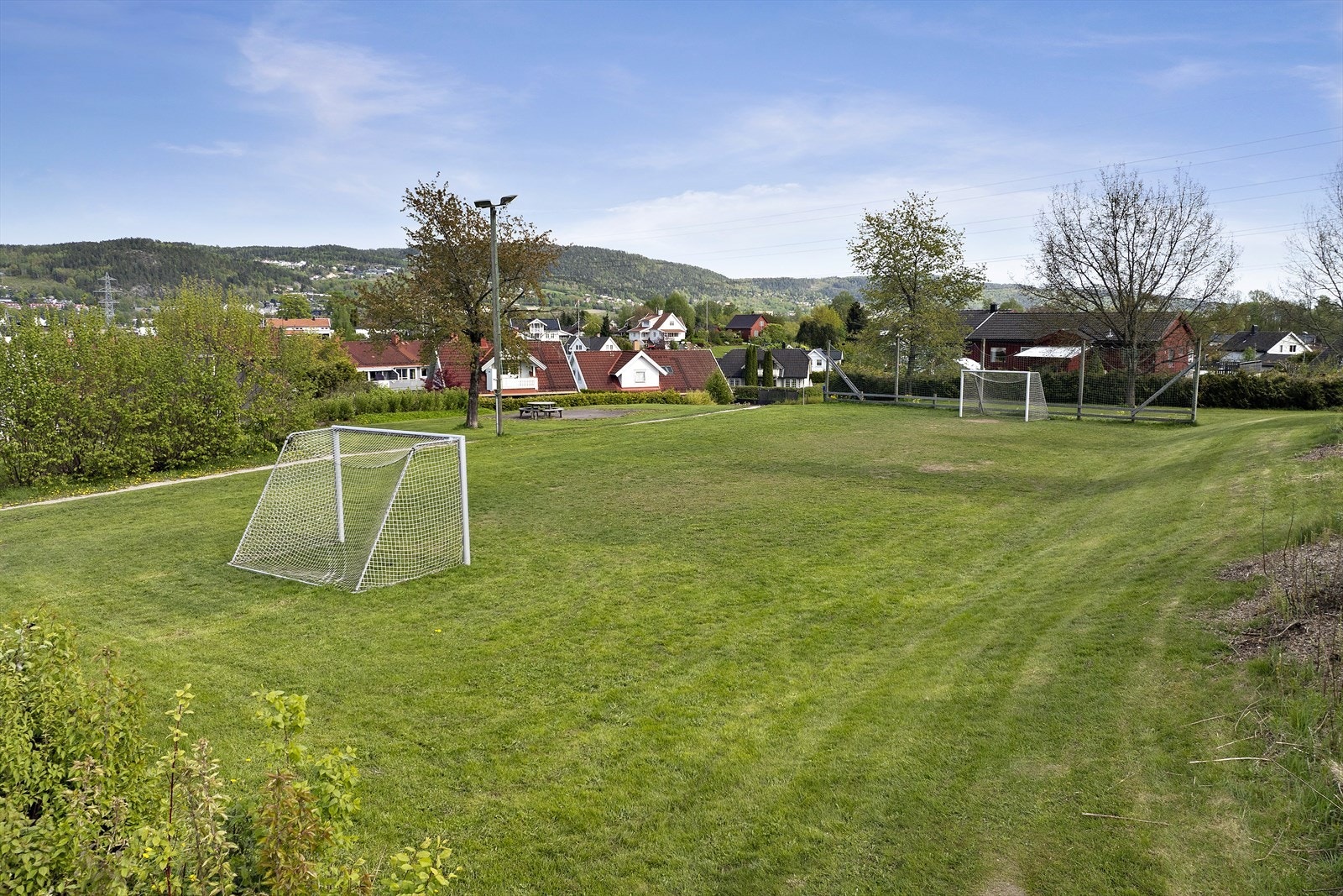 Kun ca. 85 meter til ballslette som tilnærmet fungerer som en forlengelse av hagen om man ønsker aktivitet som krever litt mer plass. Galleribilde