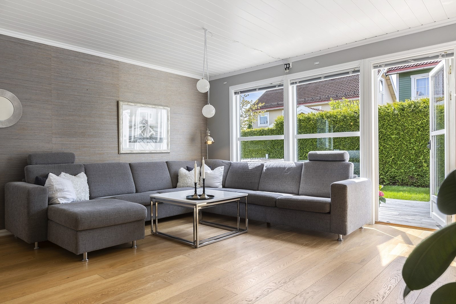 Stuen holder god romslighet, med tilstrekkelig plass for både en behagelig sofagruppe og et større spisebord. Galleribilde
