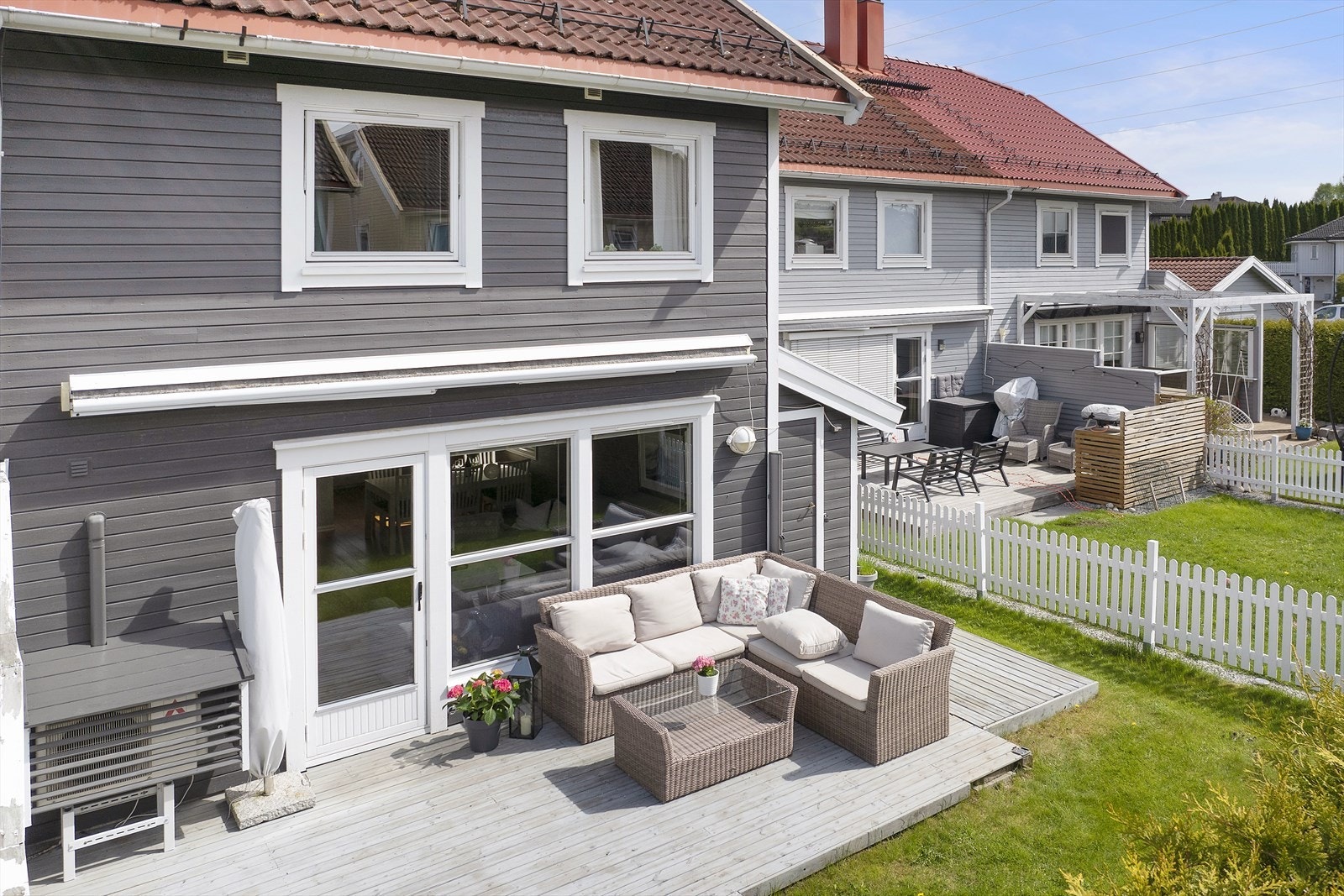 Flere uteplasser kan benyttes, for å nyte late sommerdager eller så kan hagen nytes i gode venners lag. Galleribilde