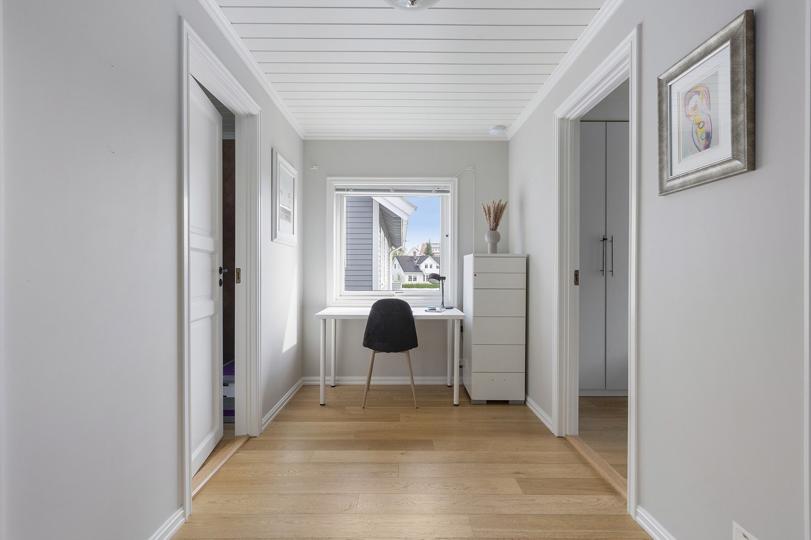 Her er det god plass til en ekstra kontorplass med godt lys og utsikt. Galleribilde
