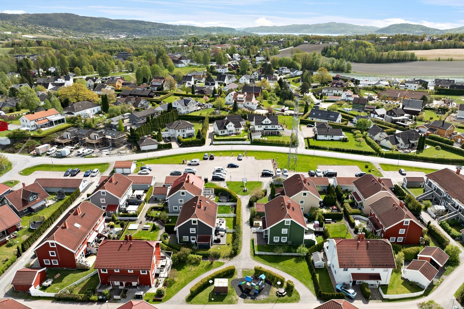 Mellomenga 31 ligger fint til med kort avstand til parkeringsplasser. Galleribilde