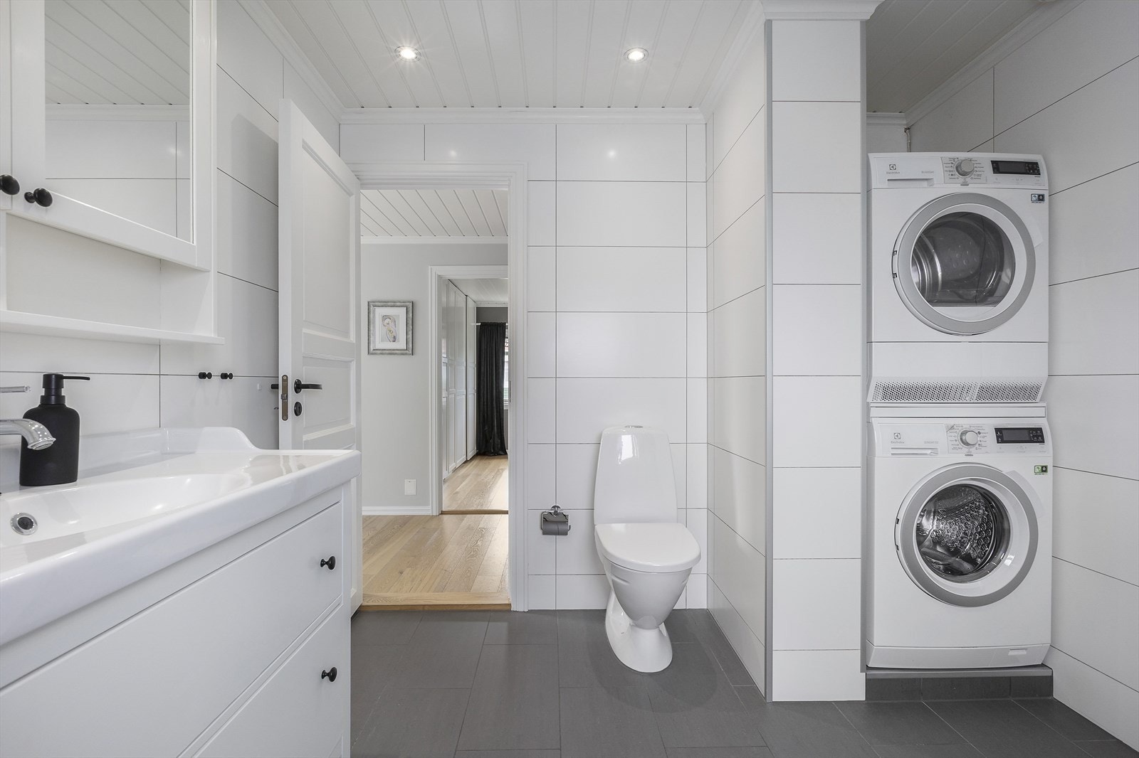 Pent flislagt bad i 2.etasje som ligger i tilknytning til soverommene. Badet har varmekabler i gulv. Galleribilde