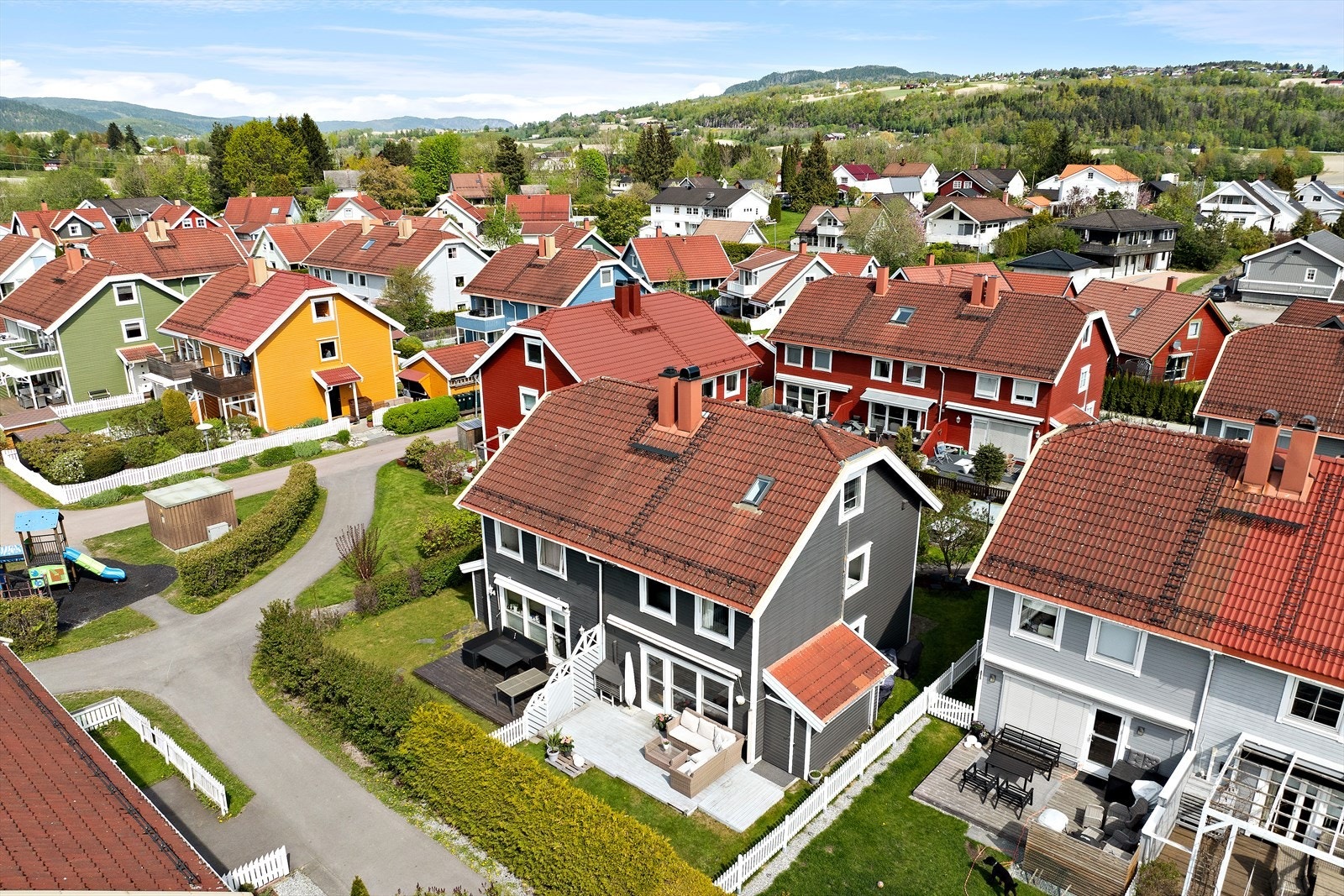 Boligen har en liten fin hage som er fint skjermet med tuja hekk og markterrasse. Galleribilde