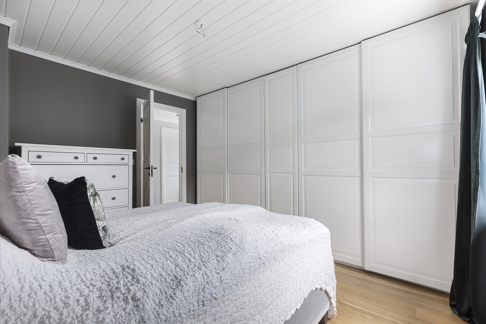 Rommet har god plass til dobbeltseng med tilhørende nattbord og skyvedørsgarderobe. Galleribilde
