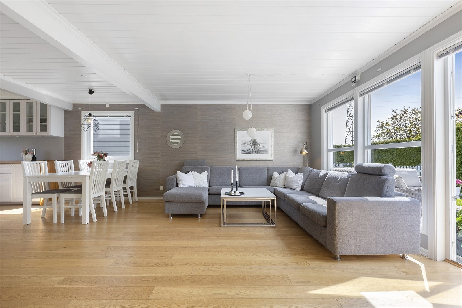 Pen og helhetlig fin bolig over 3 plan som fremstår godt vedlikeholdt med en del moderniseringer og tiltalende uttrykk. Galleribilde