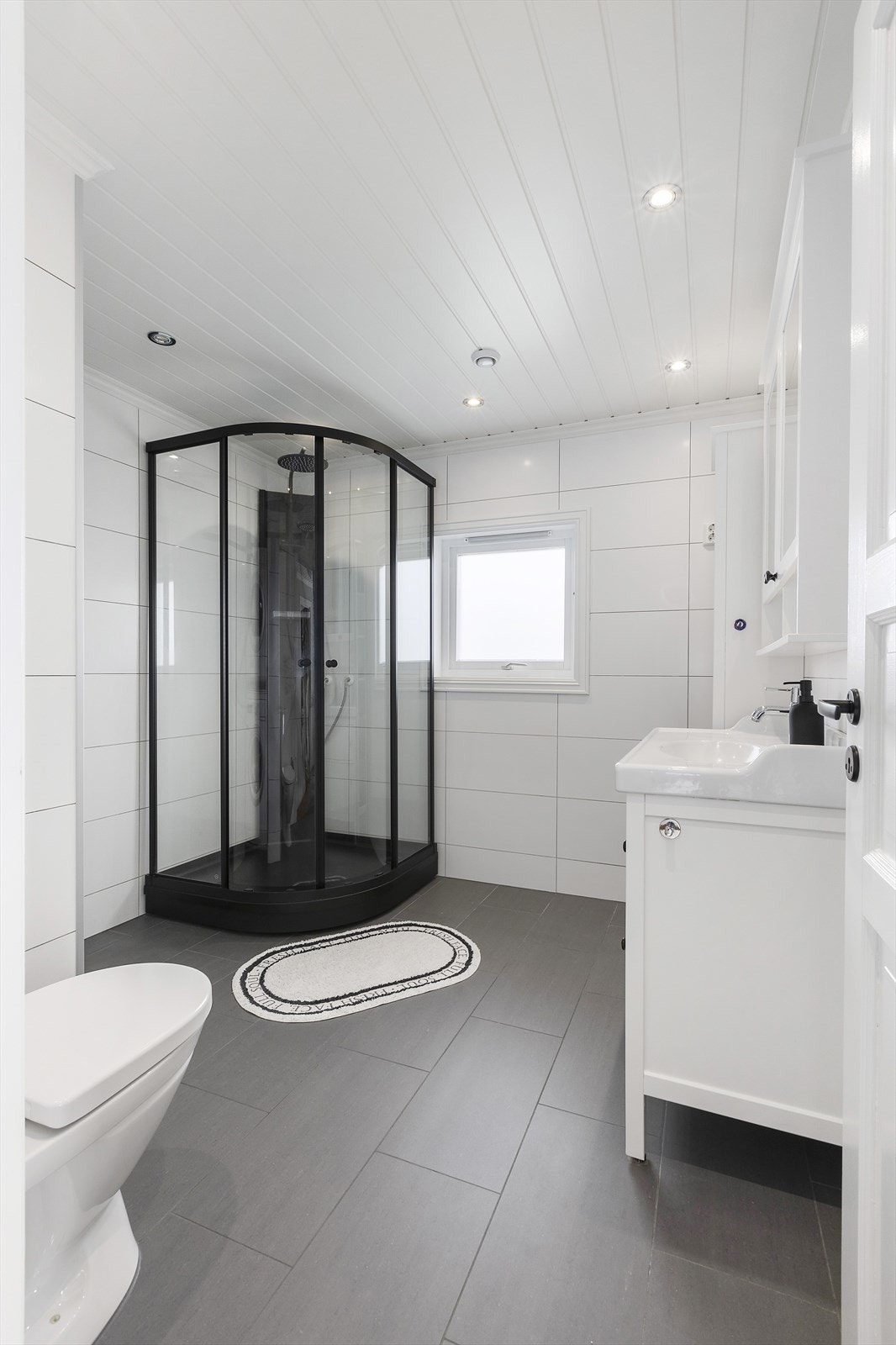 Badet er innredet med nedfelt servant med rom for oppbevaring i skuffer, speil, toalett og dusjkabinett av god størrelse montert i 2024. Rommet har opplegg for vaskemaskin og tørketrommel. Galleribilde