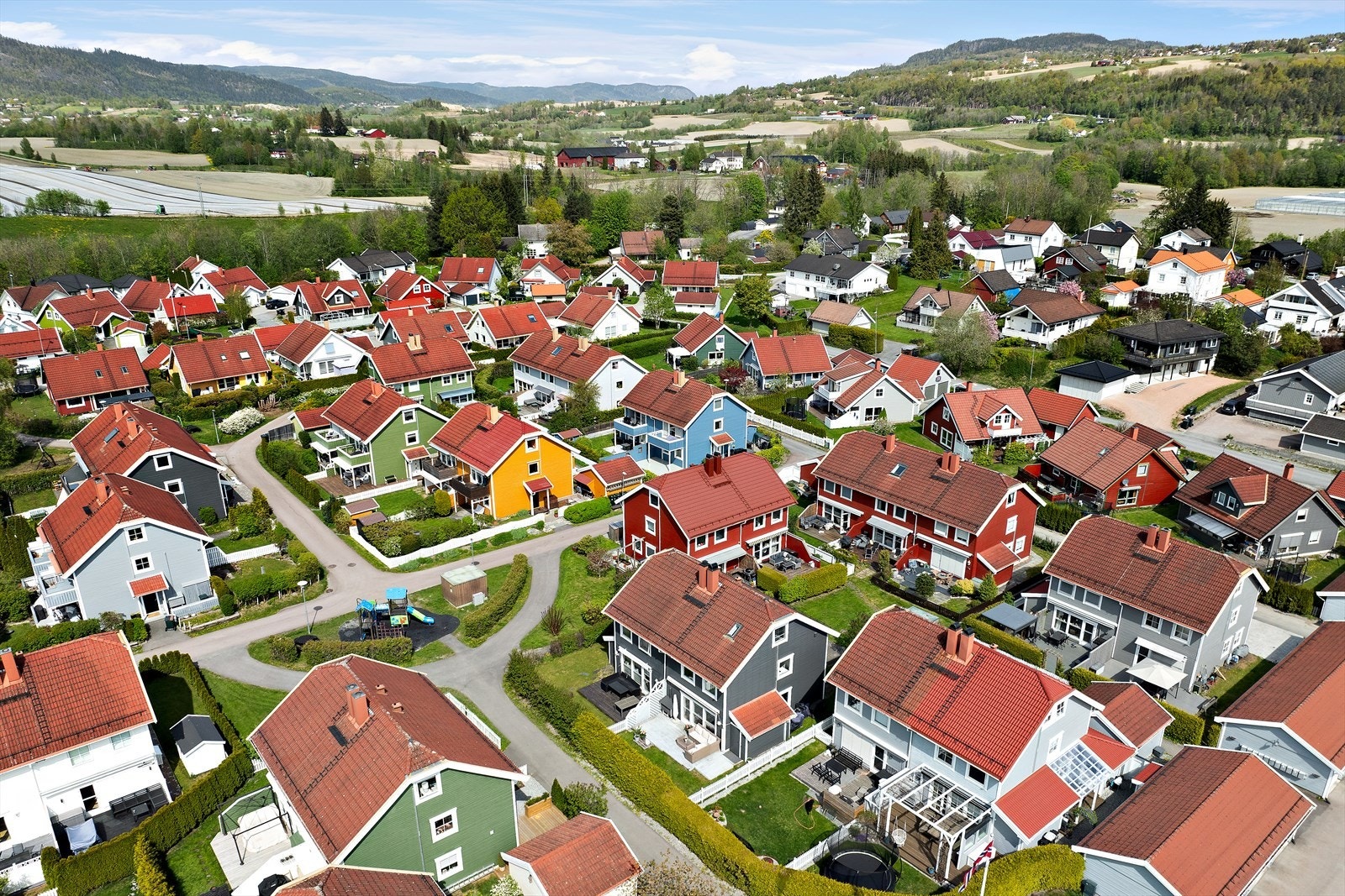 Tomten er plan og pent opparbeidet. Fin hage med gressplen som strekker seg rundt boligen på sydvendt side. Galleribilde