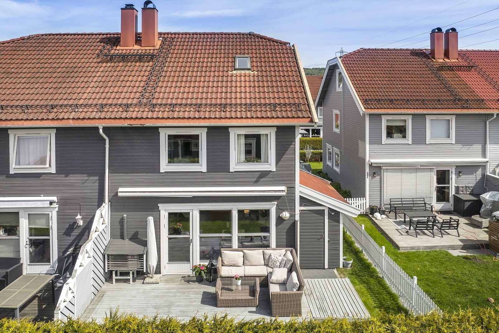 Intern beliggenhet gir denne boligen en fin hage og kort vei til fra parkeringsplass. Praktisk bod med adkomst fra terrasse Galleribilde