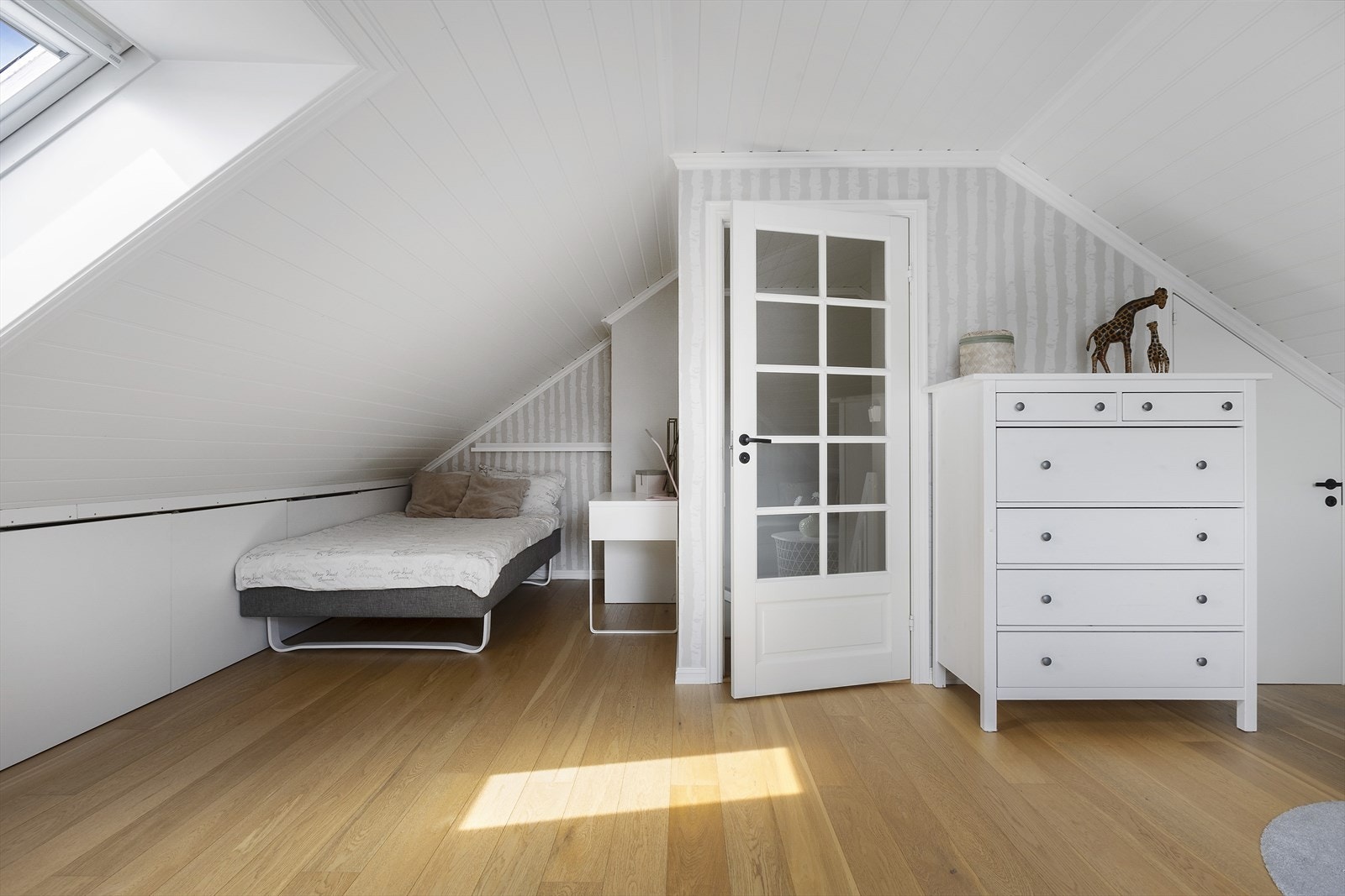Godt med lys via vindu i gavel-vegg og med takvindu hvor det er integrer solskjerming/blendingsgardin Galleribilde