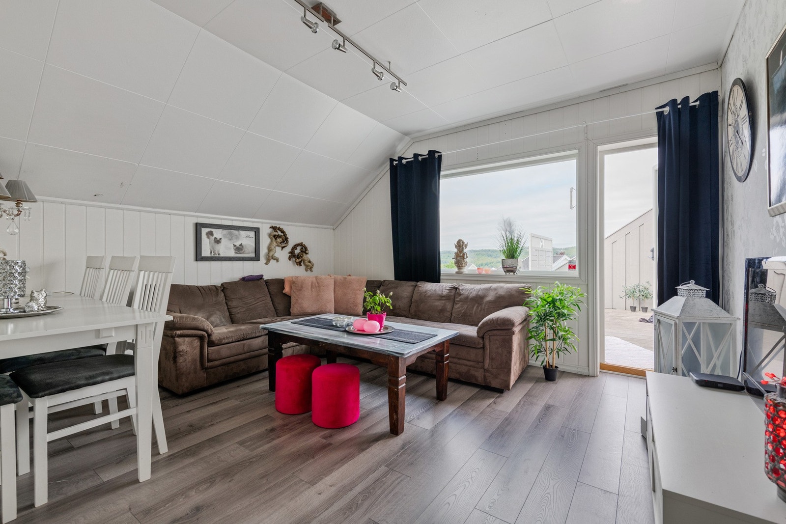 Lys og fin stue med utgang til veranda. Galleribilde