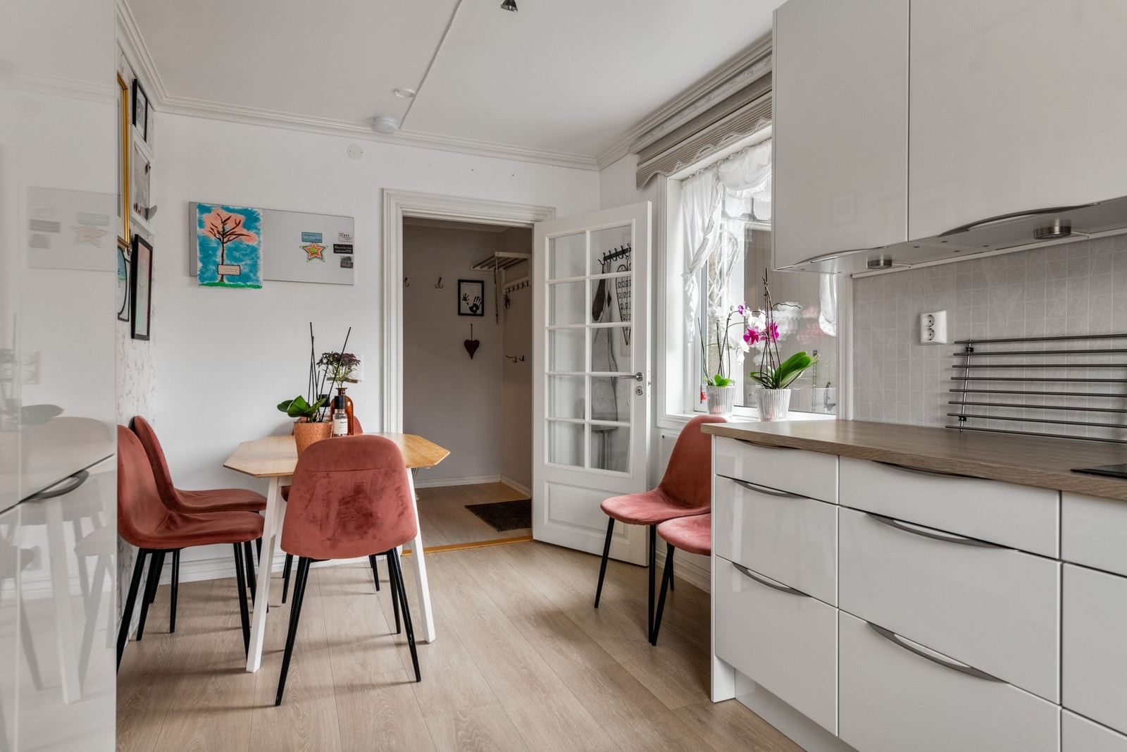 Pent oppusset kjøkken med spiseplass. Galleribilde