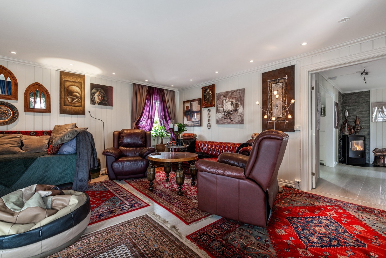 Stuen er lys og fint oppusset. Galleribilde