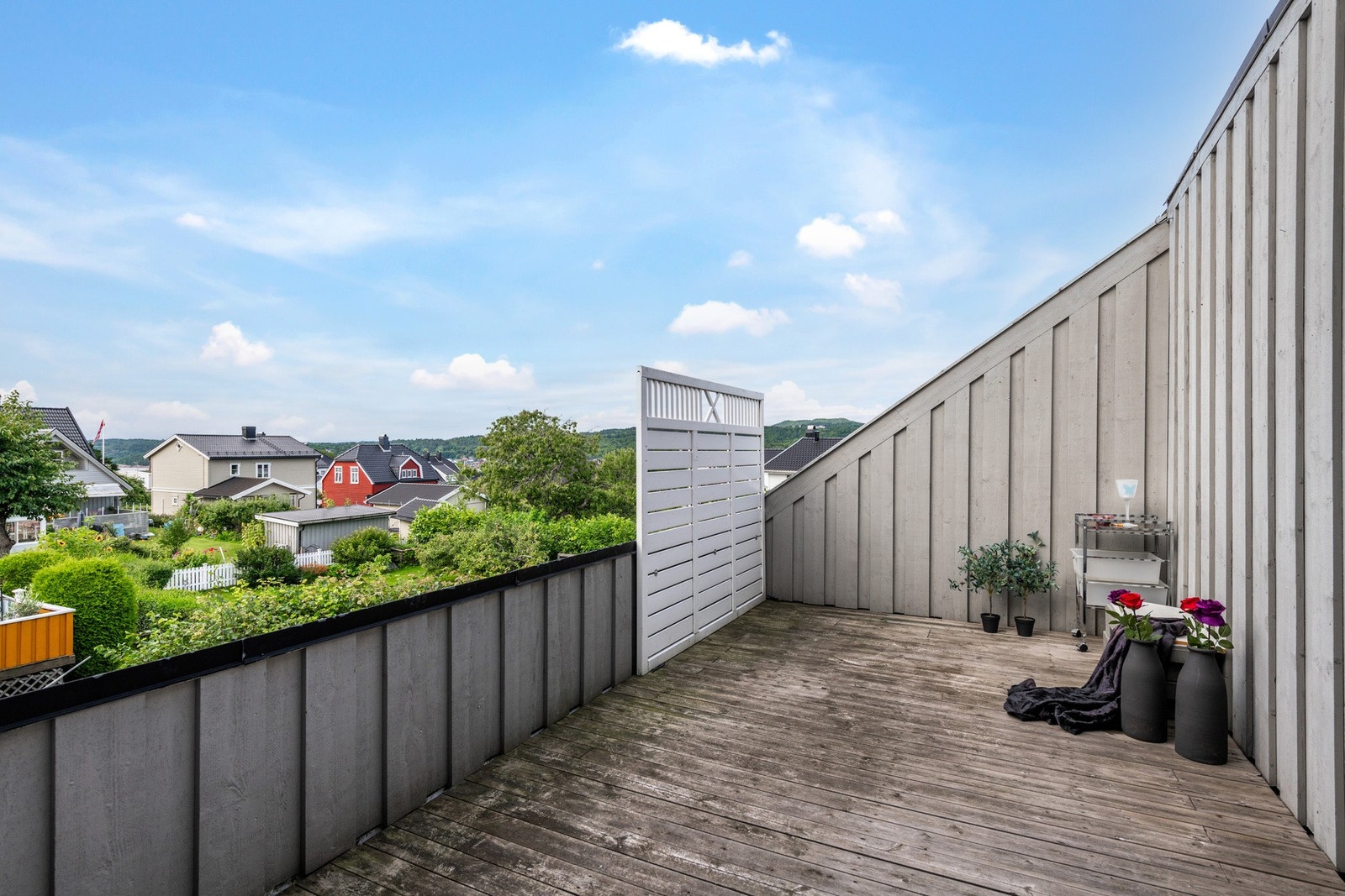 Meget deilig uteplass. Solfylt og hyggelig utsyn. Galleribilde