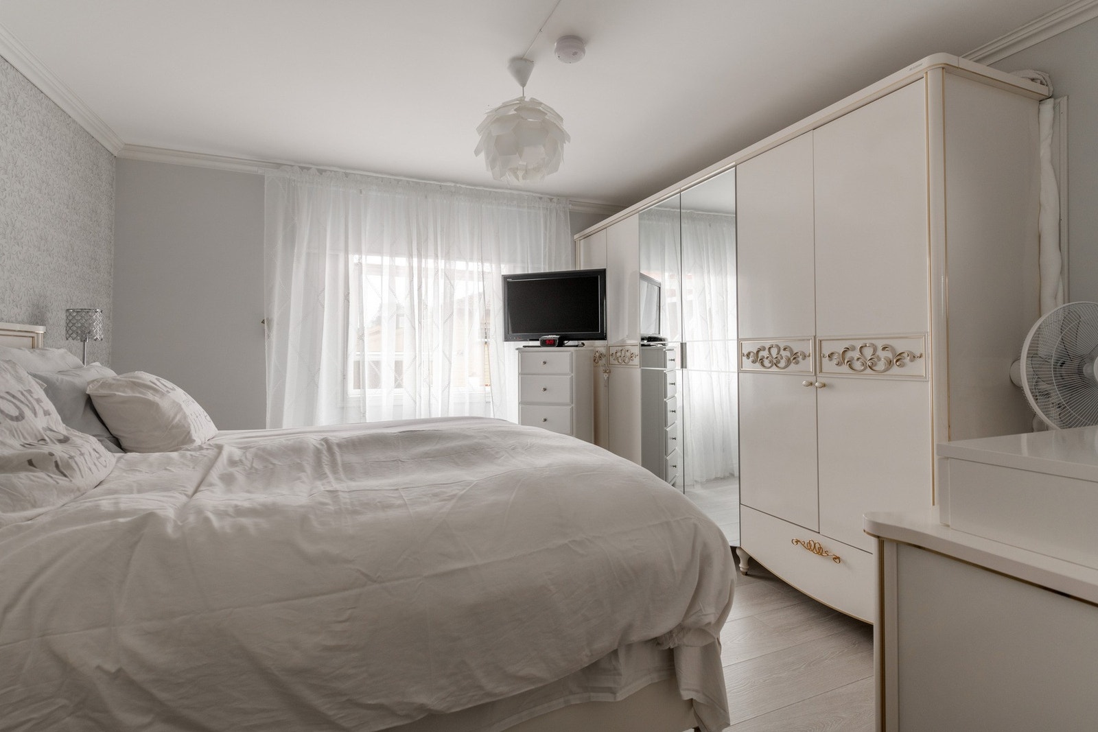 Stort soverom med plass til dobbeltseng og garderobe. Galleribilde