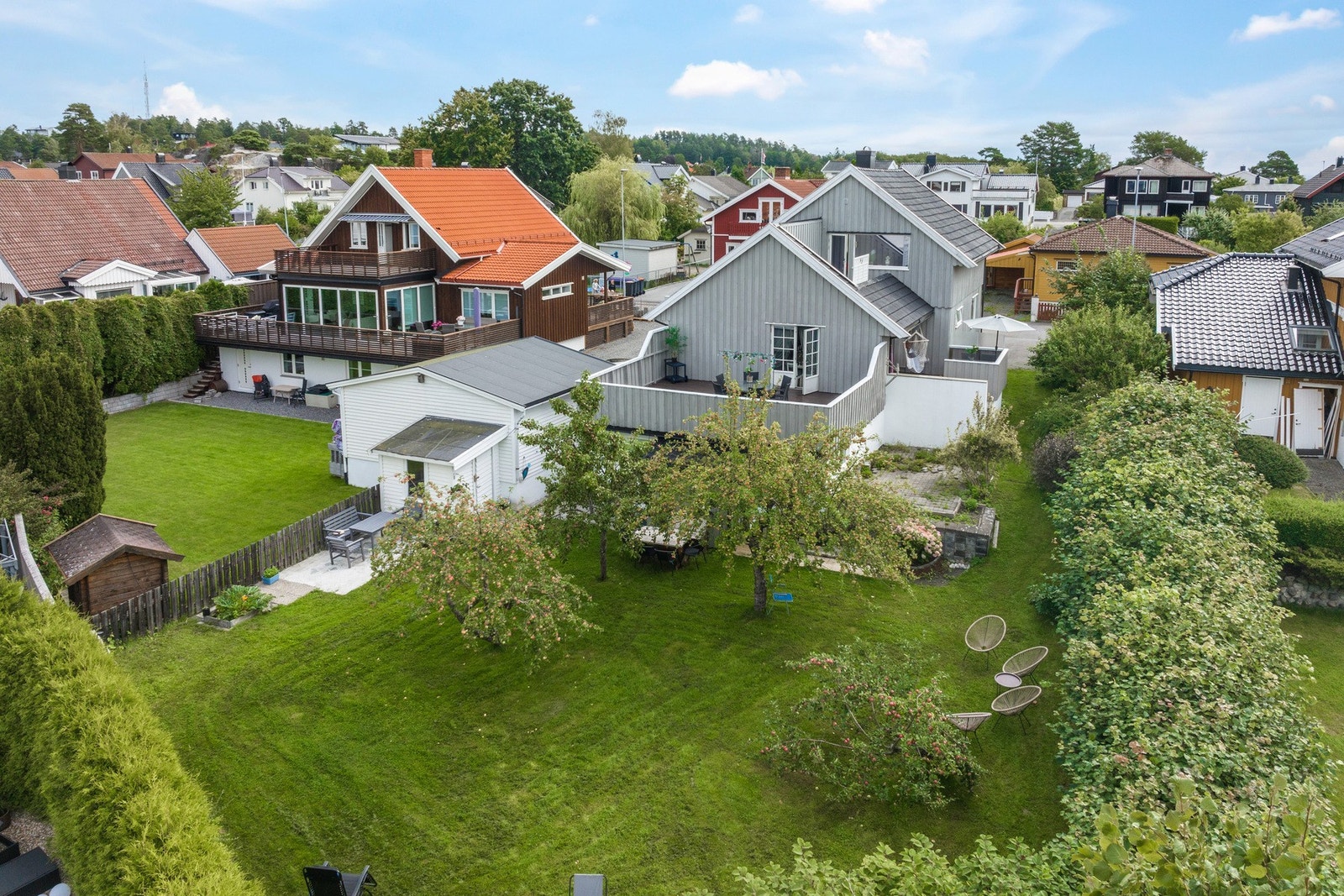 Eiendommen ligger i et flott boligområde. Dette er noe av det nærmeste man kan komme sentrum, men fortsatt bo i et etablert villaområde. Galleribilde